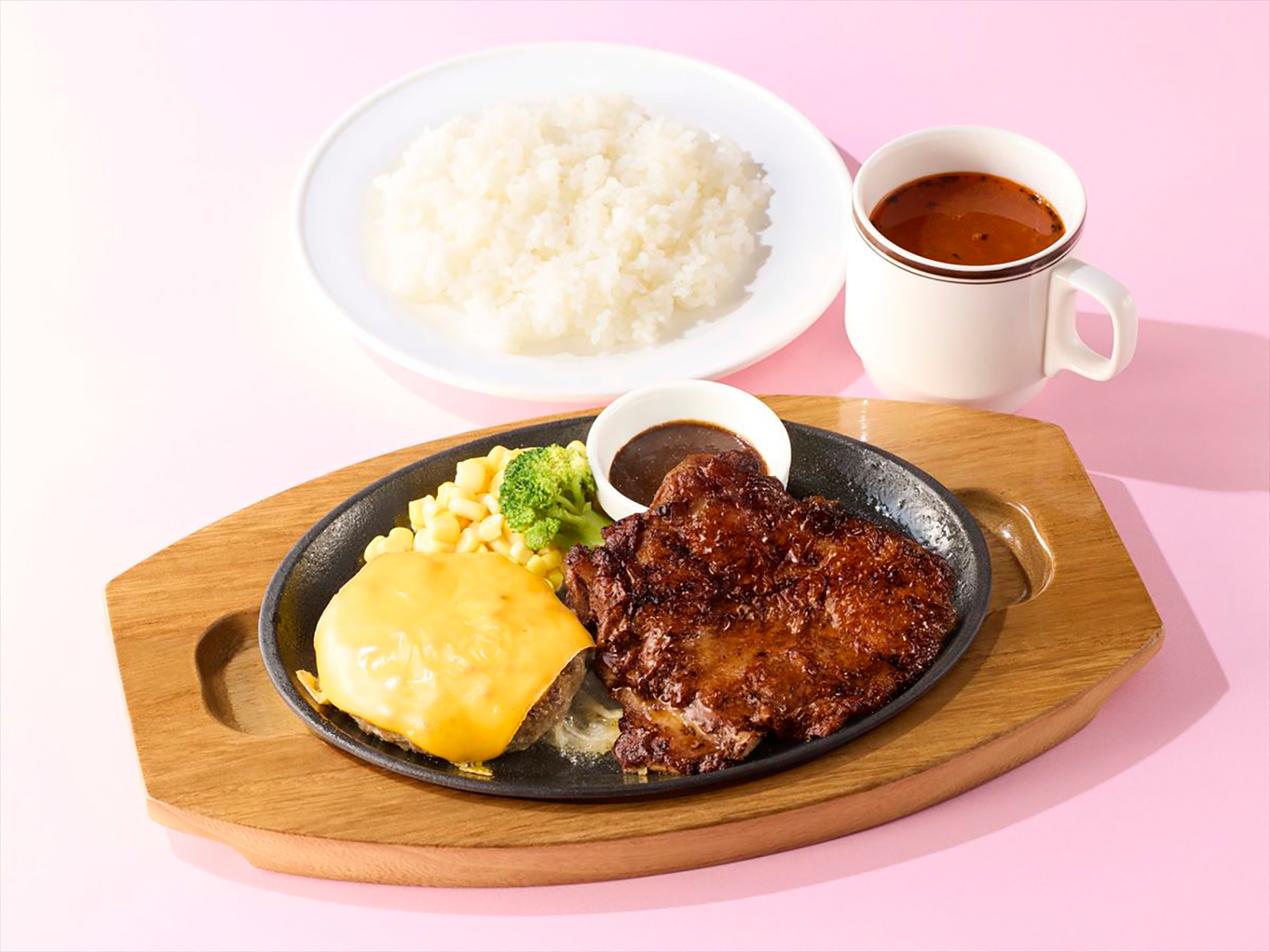 「チーズハンバーグ＆カリブチキンランチ」（1089円）