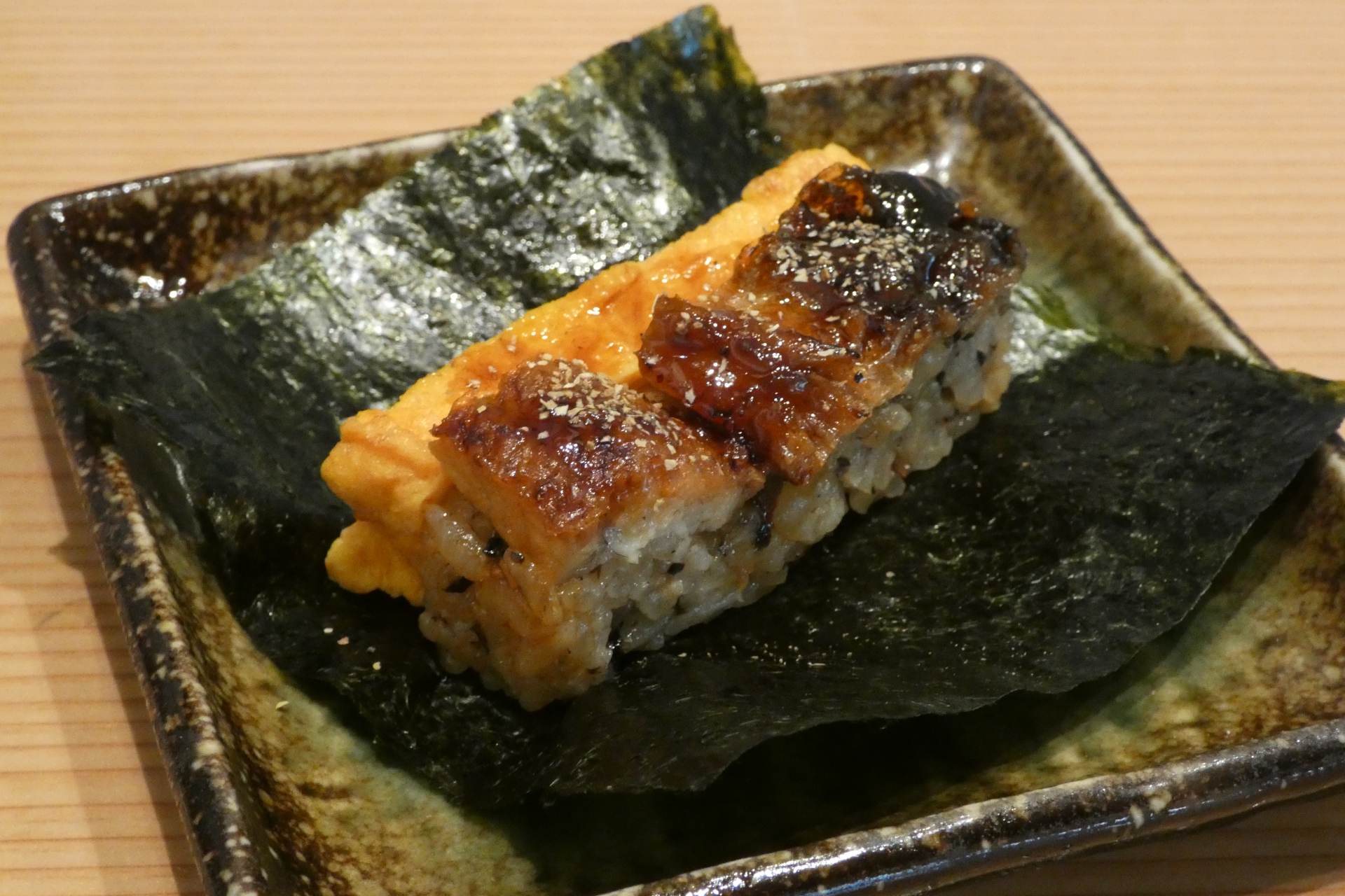 鰻の押し寿司と出汁巻き玉子の包み