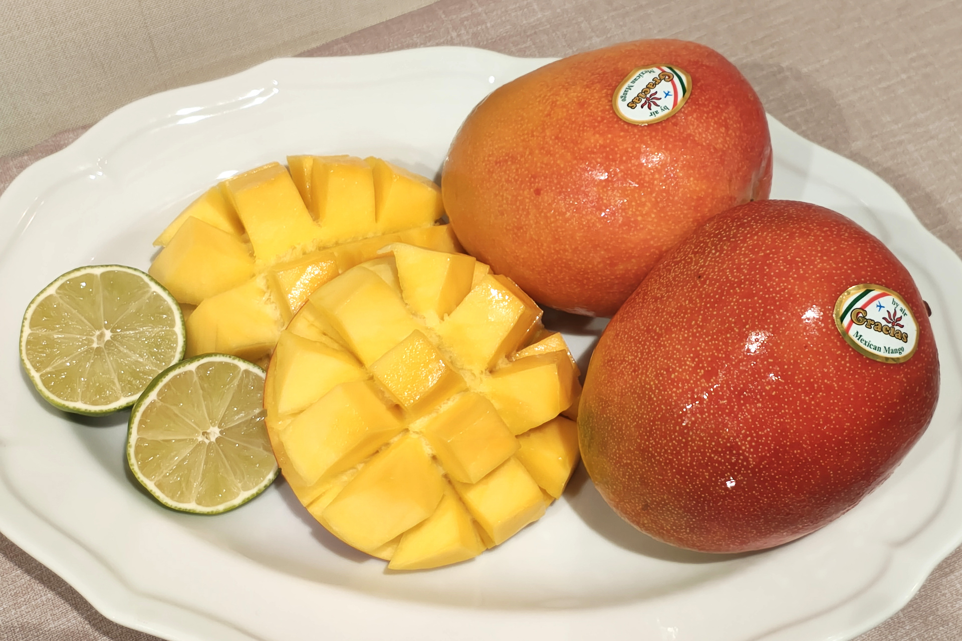 メキシコ産のアップルマンゴーを使用。アップルマンゴーは、熟すと果皮がリンゴのような赤色になることからそう呼ばれている