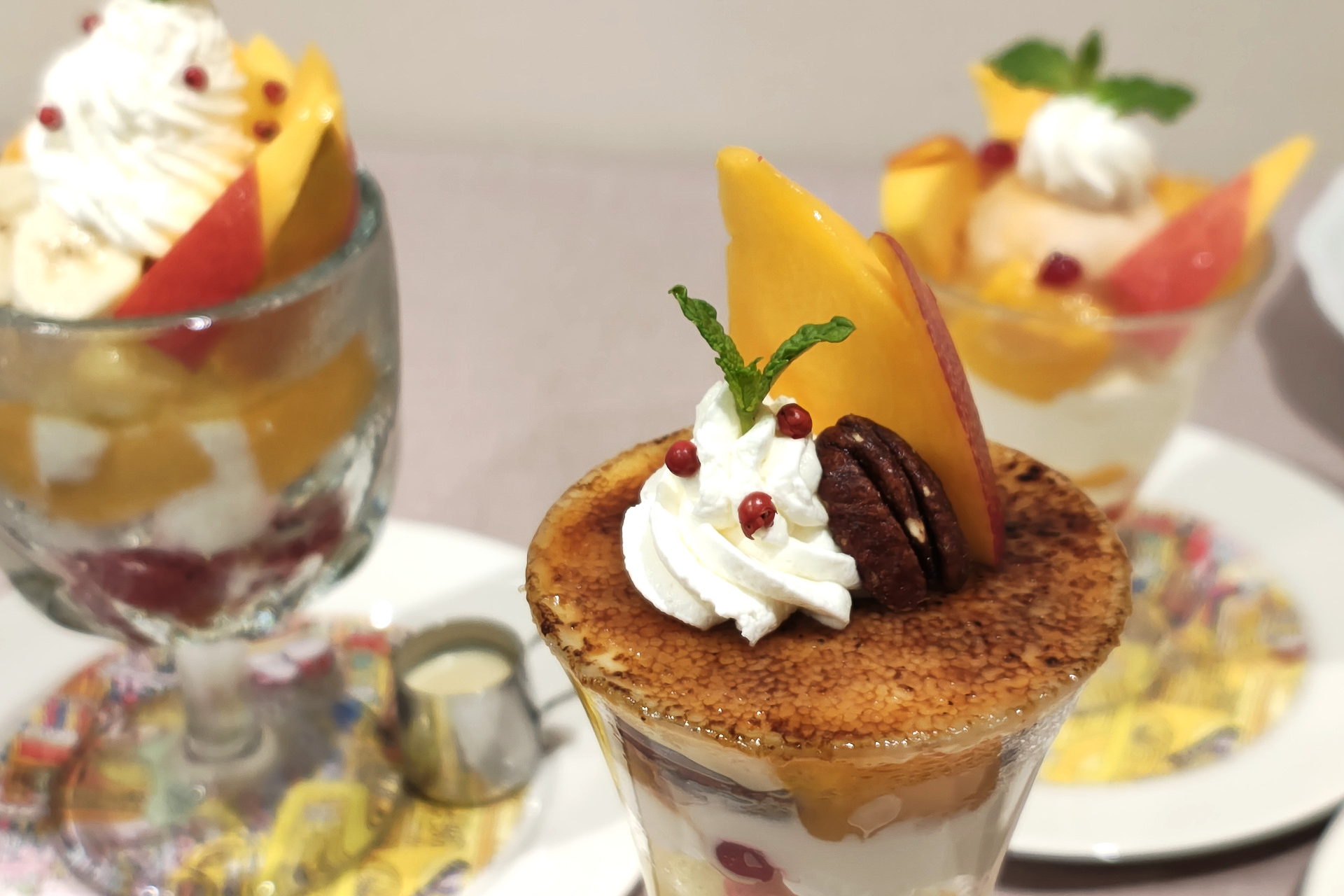 クリームの上にある赤い粒はポァブルローゼ（ピンクペッパー）