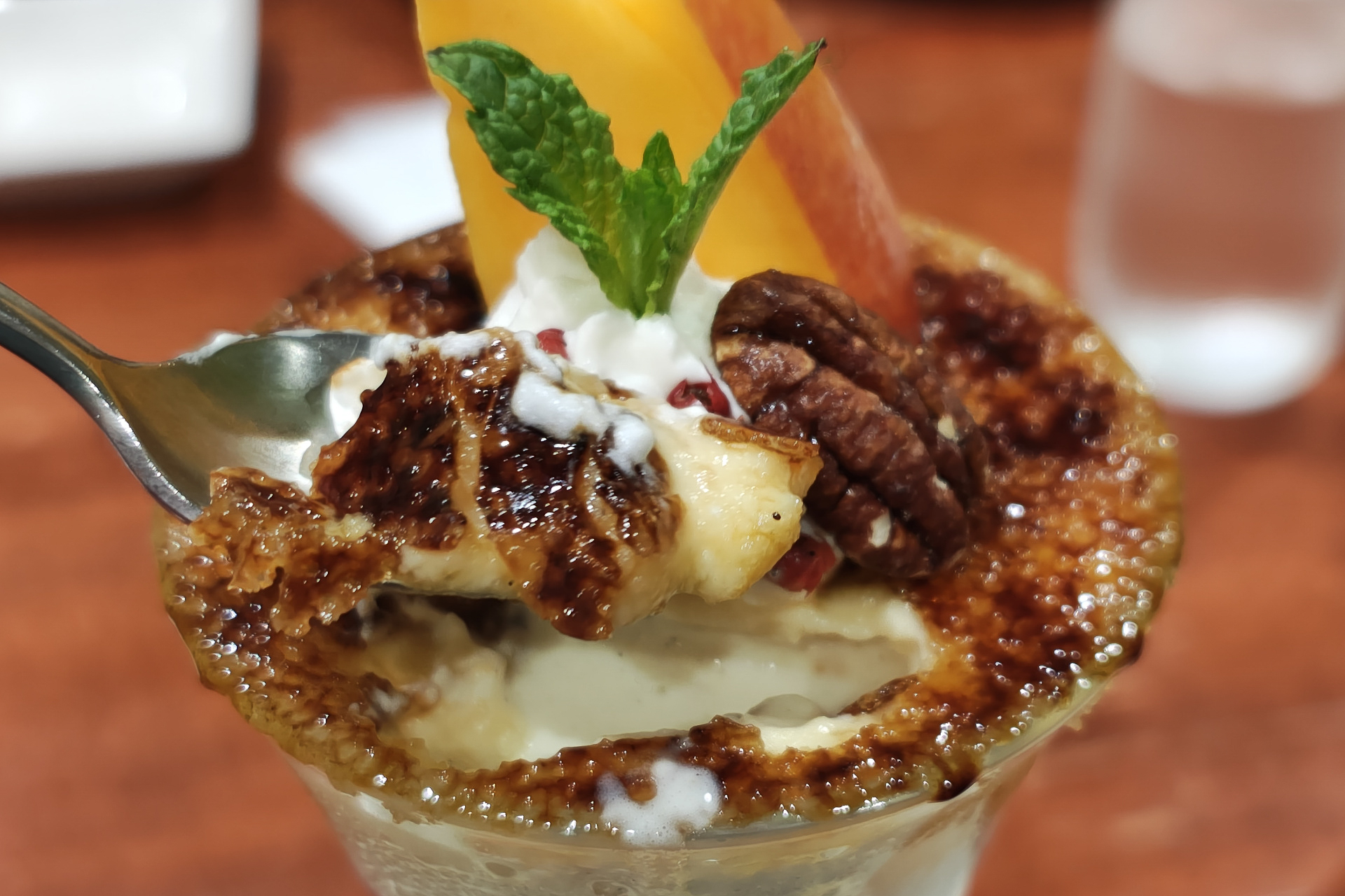 パリパリのクレームブリュレを割って食べ始めるのが楽しい