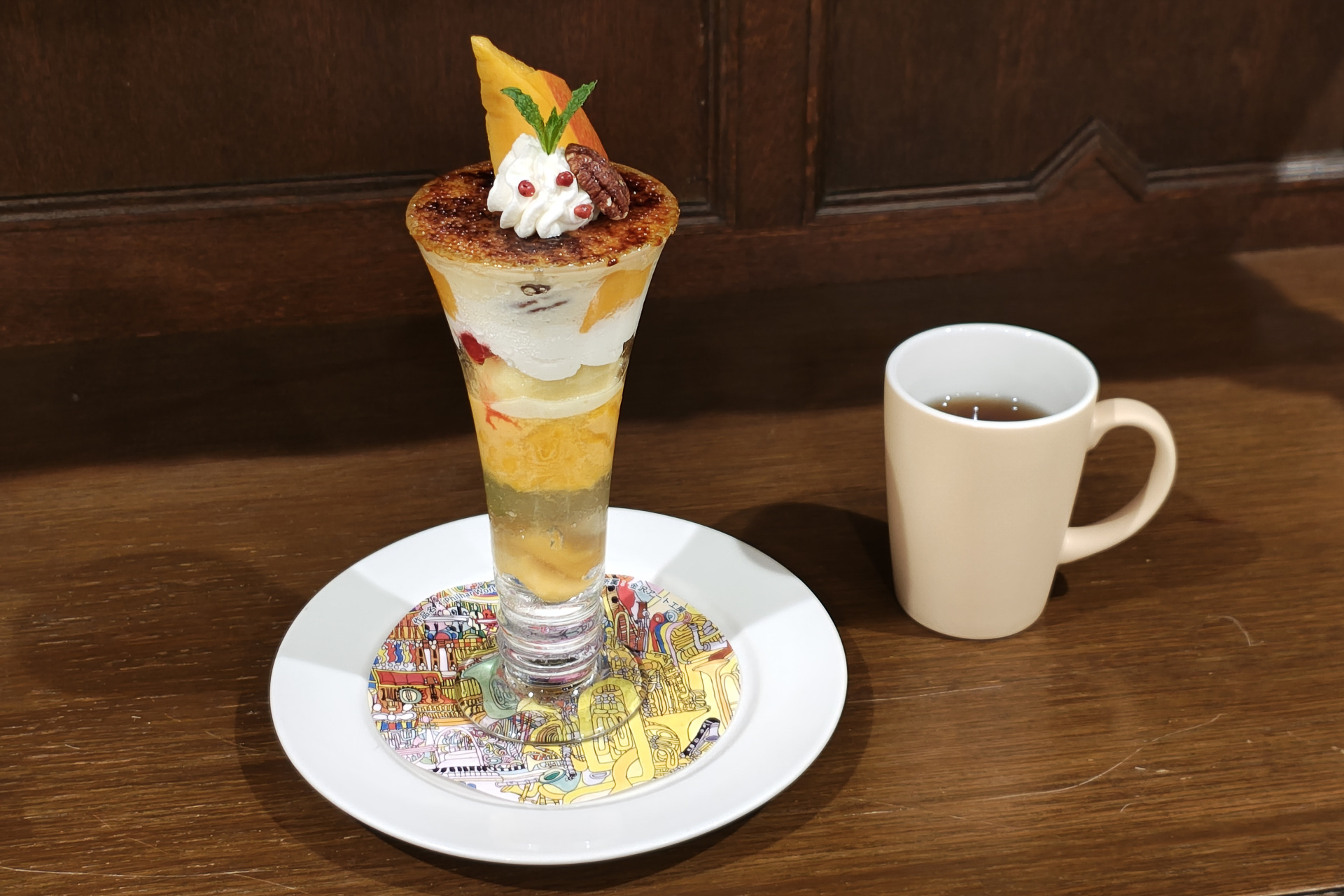 たとえば「アップルマンゴーのブリュレパフェ」には「デカフェアールグレイ」が合う