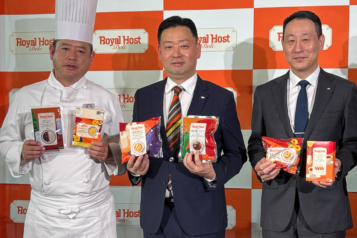右からロイヤルフードサービス株式会社 代表取締役社長 川勝邦弘氏、ロイヤル株式会社 代表取締役社長 白岩雅博氏、セントラルキッチン統括料理長 倉持敏一氏