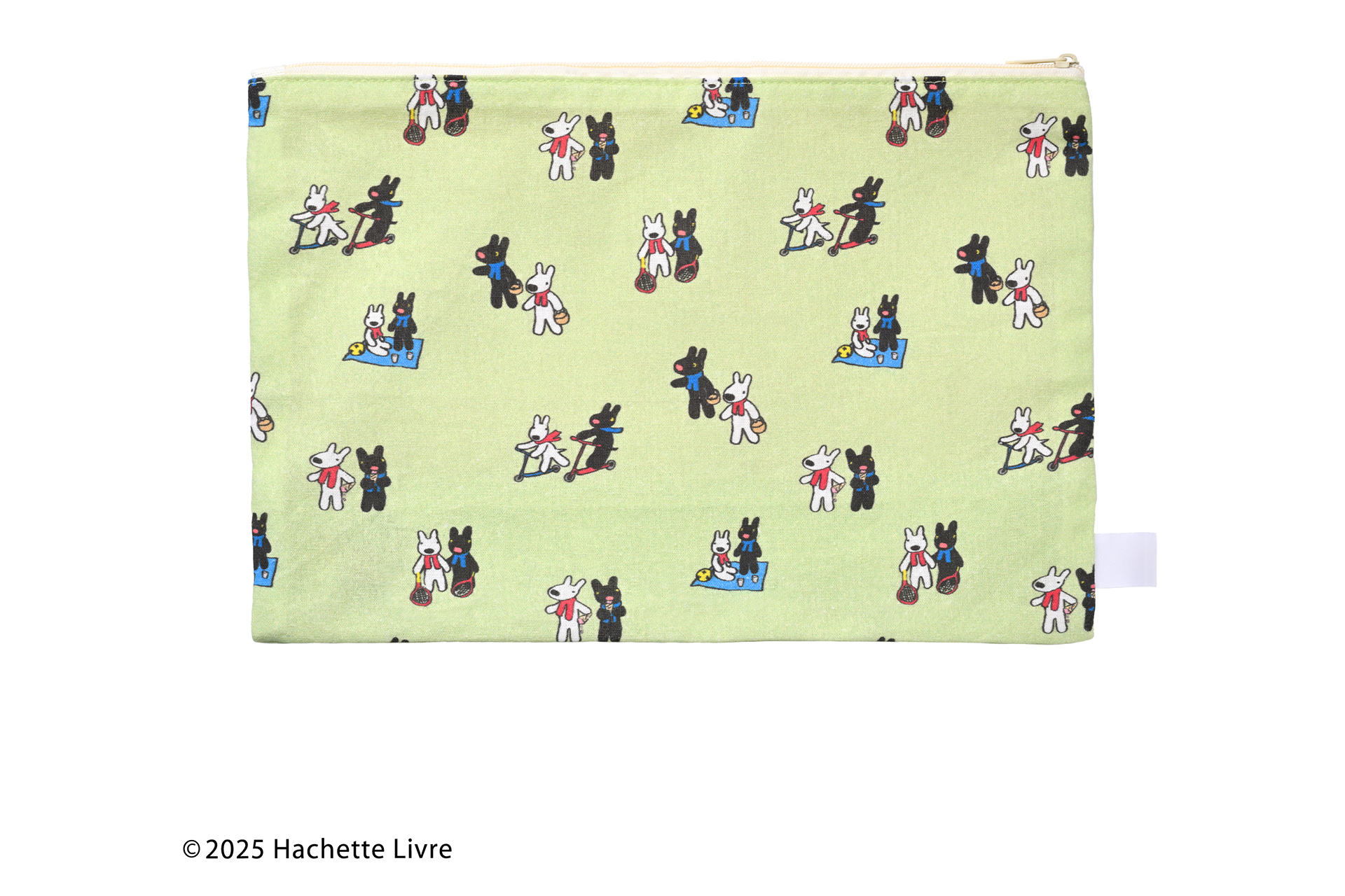 裏面はキックボードやピクニックを楽しむイラストの総柄