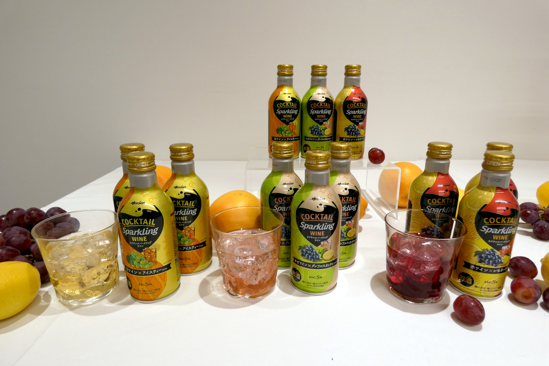 「カクテルスパークリングワイン」シリーズの3商品。左から「白ワイン×アイスティー」「ロゼワイン×グレフルスカッシュ」「赤ワイン×レモネード」