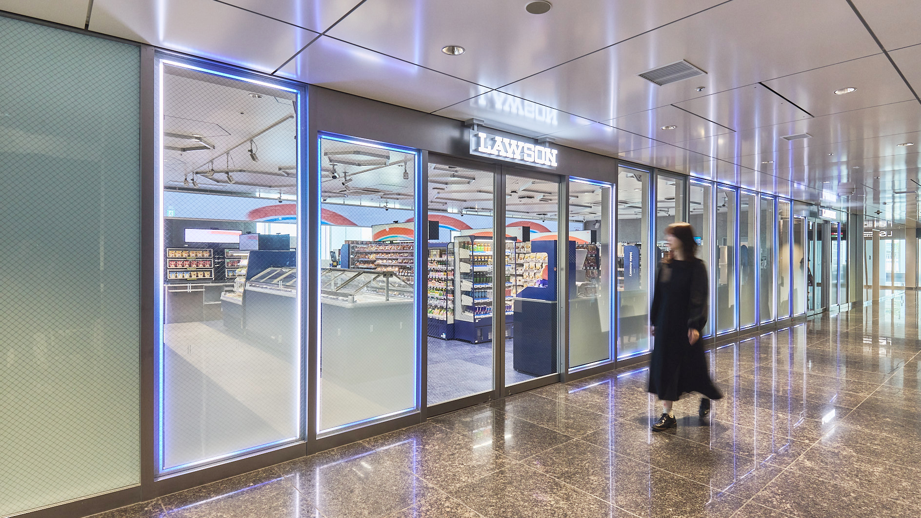 店舗の外観にはイベントや来店時に応じて光の演出を行なう店頭照明「ファサードライン照明」が設置されている（写真提供：KDDI）