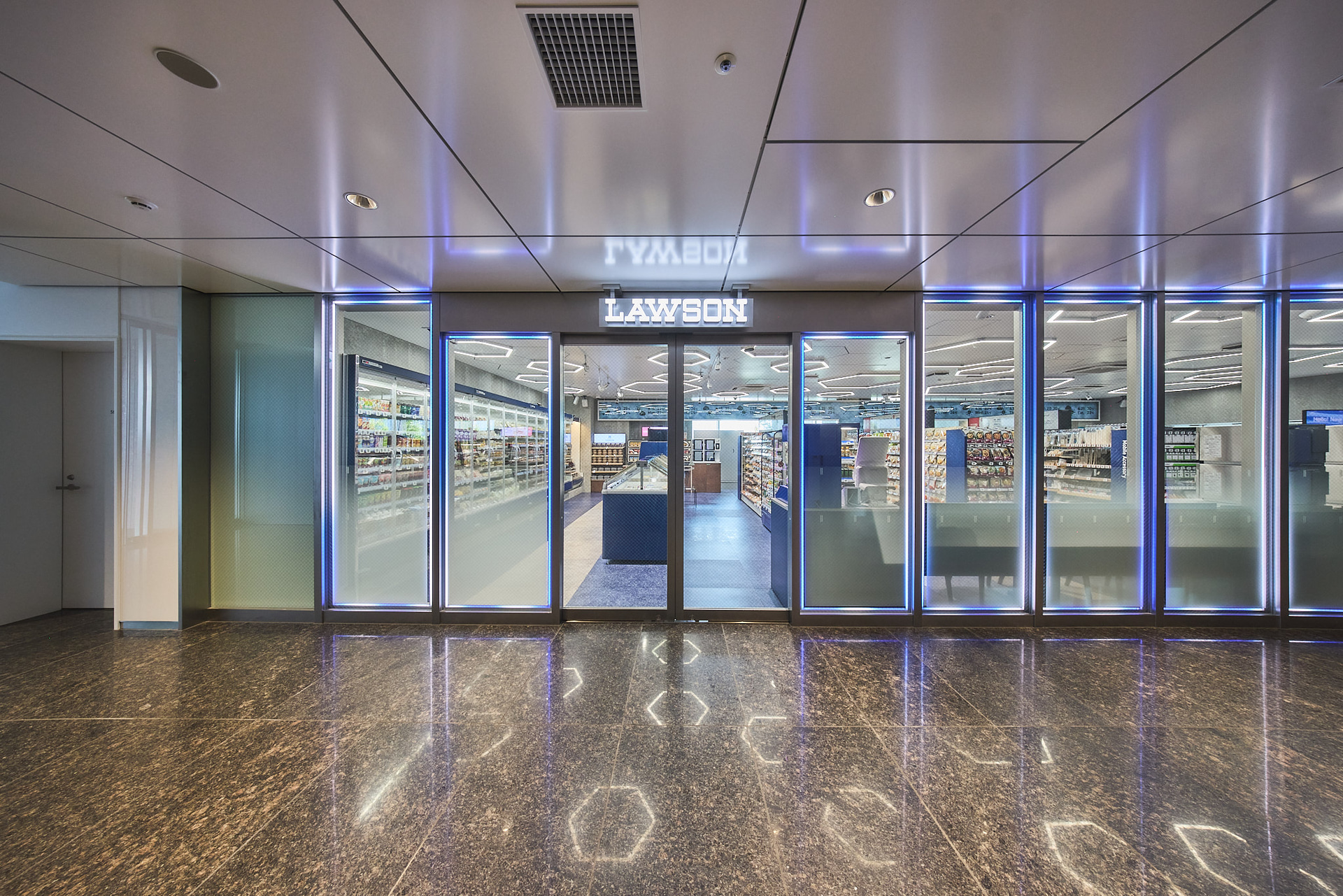 店舗の外観にはイベントや来店時に応じて光の演出を行なう店頭照明「ファサードライン照明」が設置されている（写真提供：KDDI）