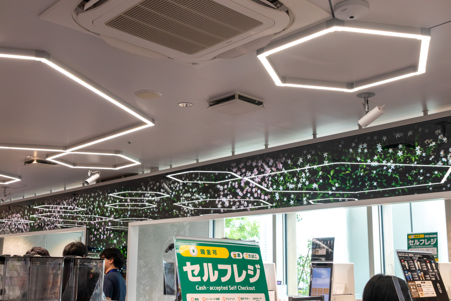 緑化アートが、からあげクンにジャックされた！