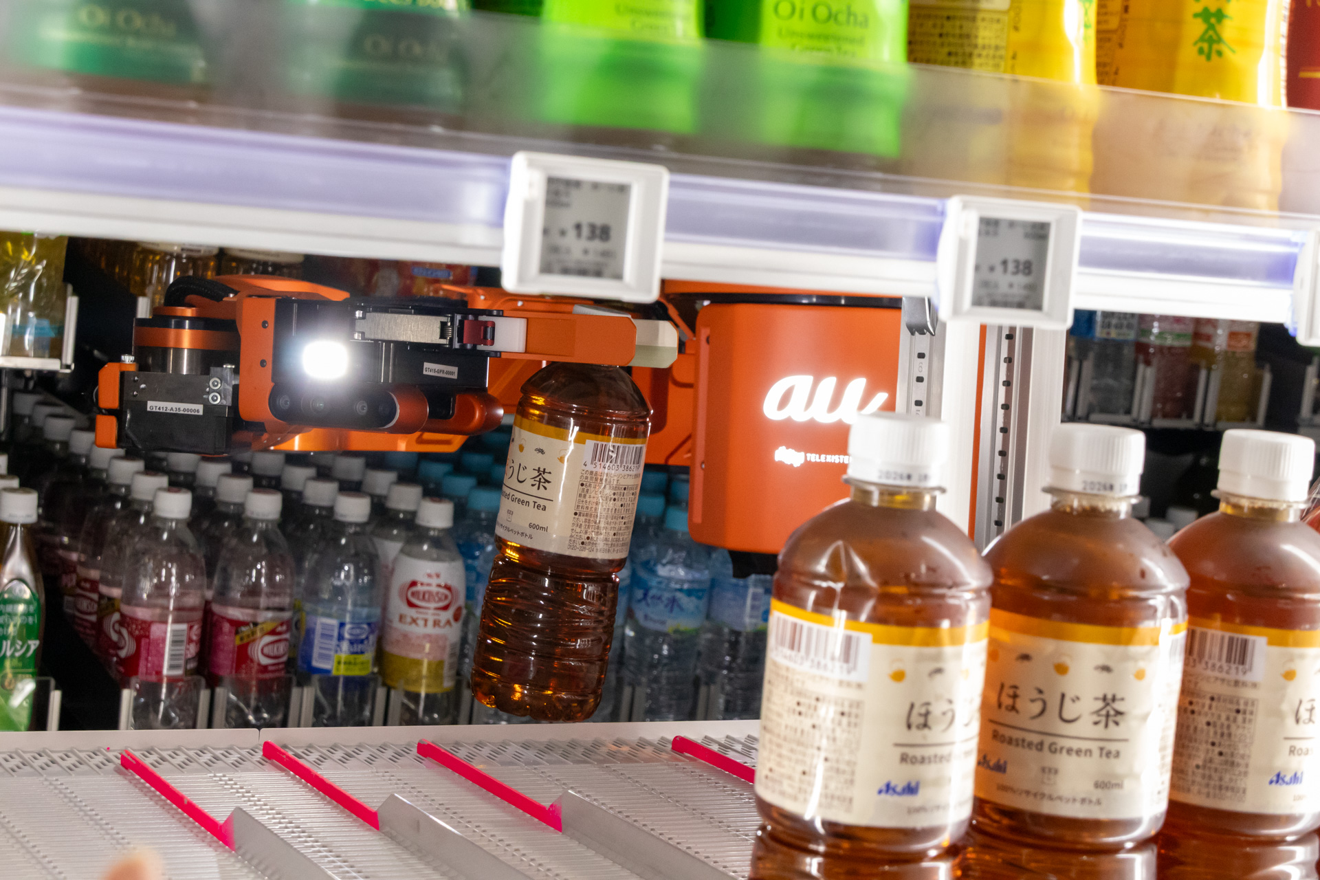 ドリンクを補充する飲料陳列ロボ