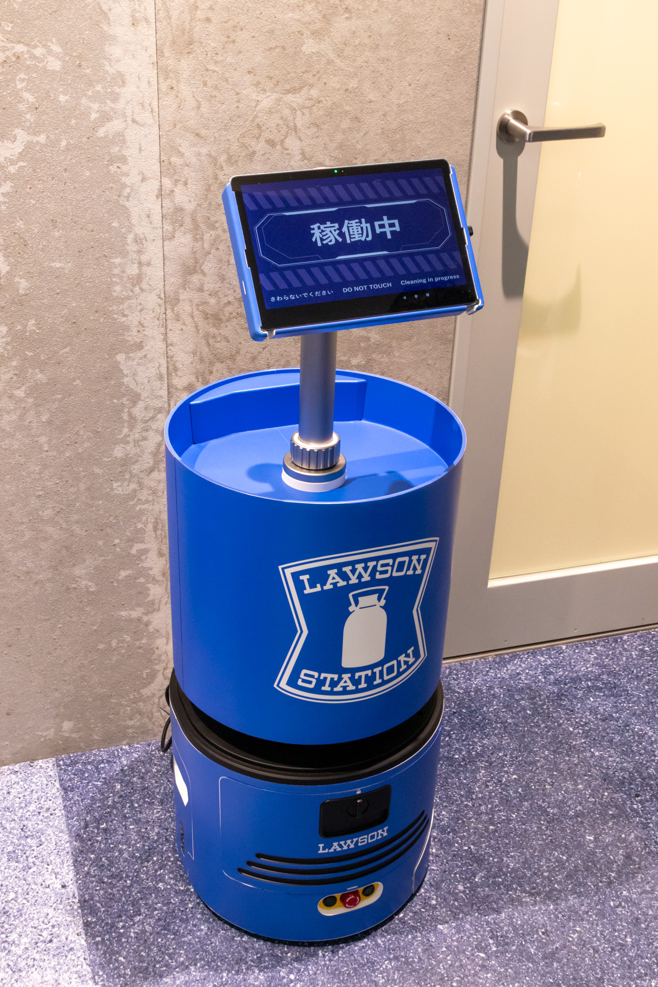 1時間ほどで店内を清掃する自動掃除ロボ。吸引から水拭きまでしてくれる