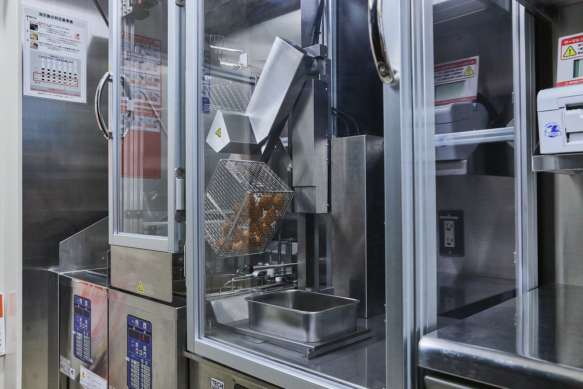 からあげクンを自動で揚げてくれる自動調理ロボ（写真提供：KDDI）