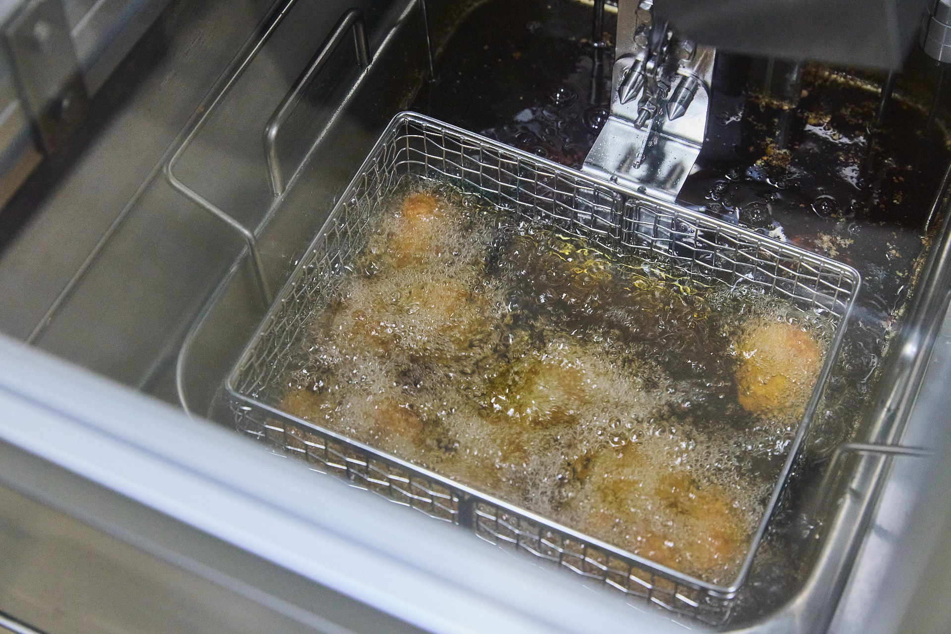 くっつかないように揺する動作も組み込まれている（写真提供：KDDI）