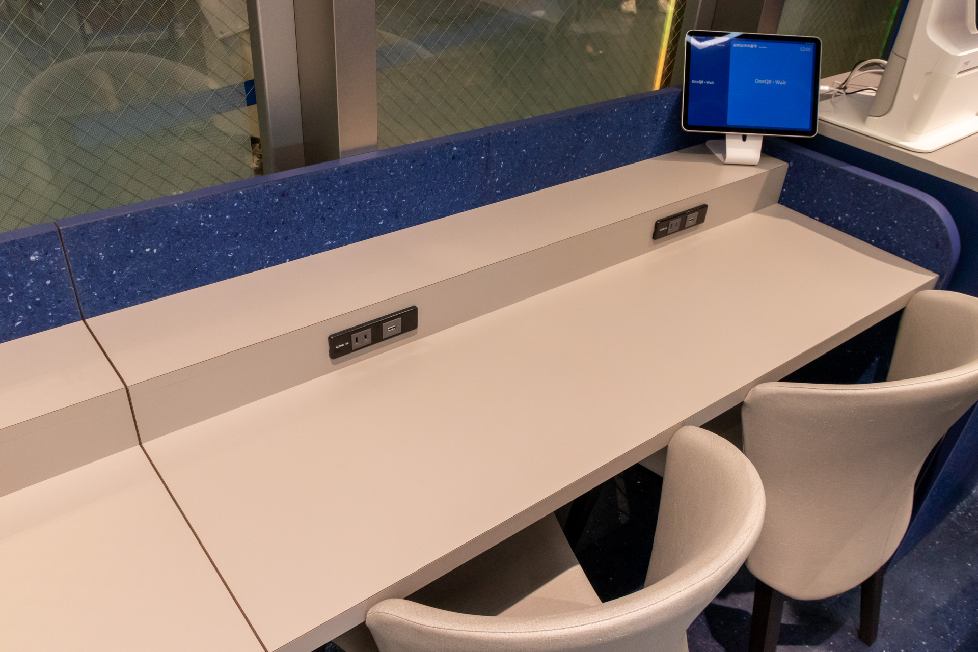 コンセントを備えたイートインコーナー