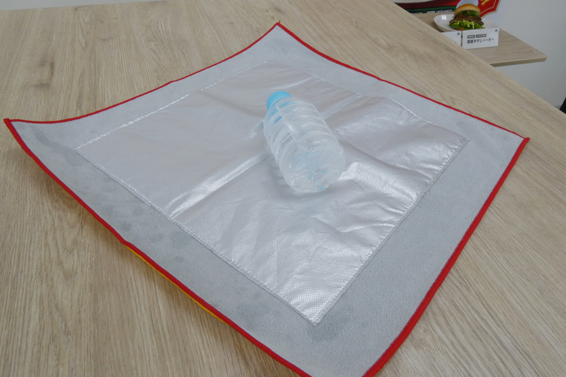 裏側には保冷機能があり、ペットボトルなどを包んで使用する想定