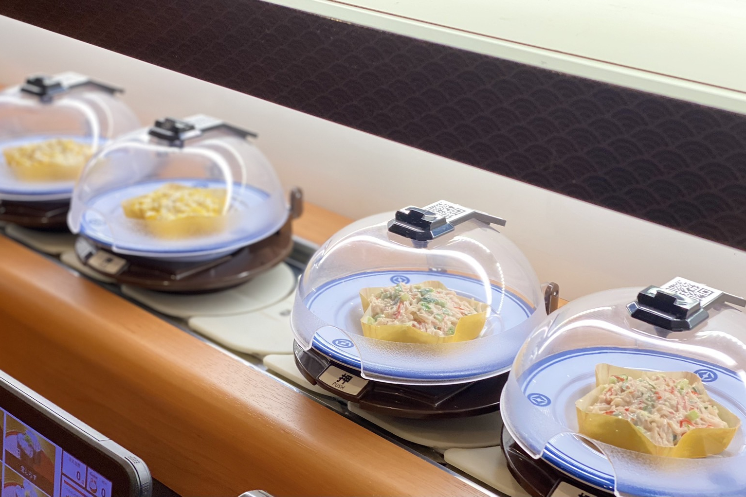 回転レーン上を星の形の容器に入ったサラダが流れる