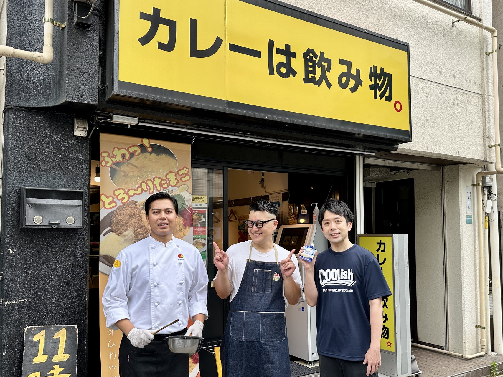 カレーは飲み物。池袋本店 店長 ビケンさん（左）、アイス研究科 シズリーナ荒井さん（中央）、ロッテ 渡辺 和哉さん（右）がメニュー開発に携わる