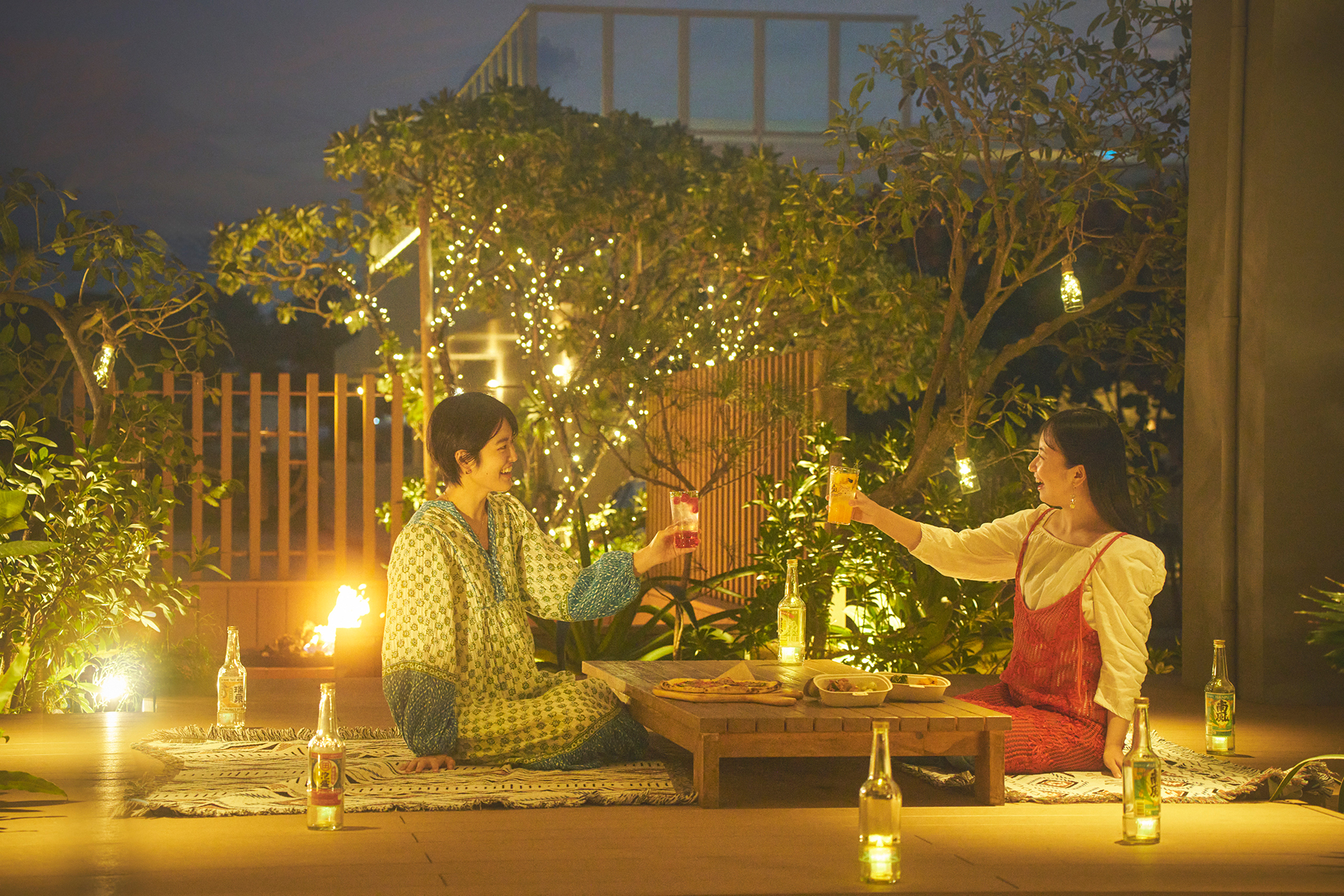 空き瓶の風鈴やランタンで彩られたパブリックスペース「TAMARIBA」