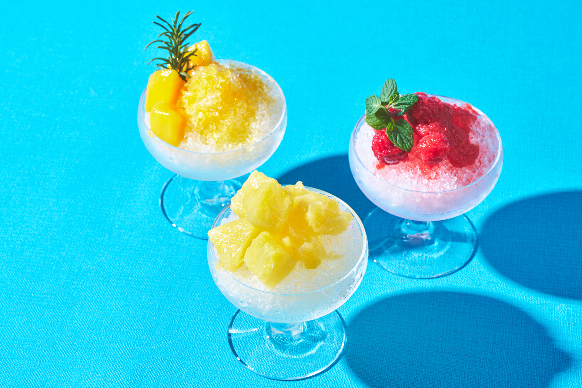 「NEO AWAMORIフラッペ（パイナップル/マンゴー/ベリー）」（各600円）