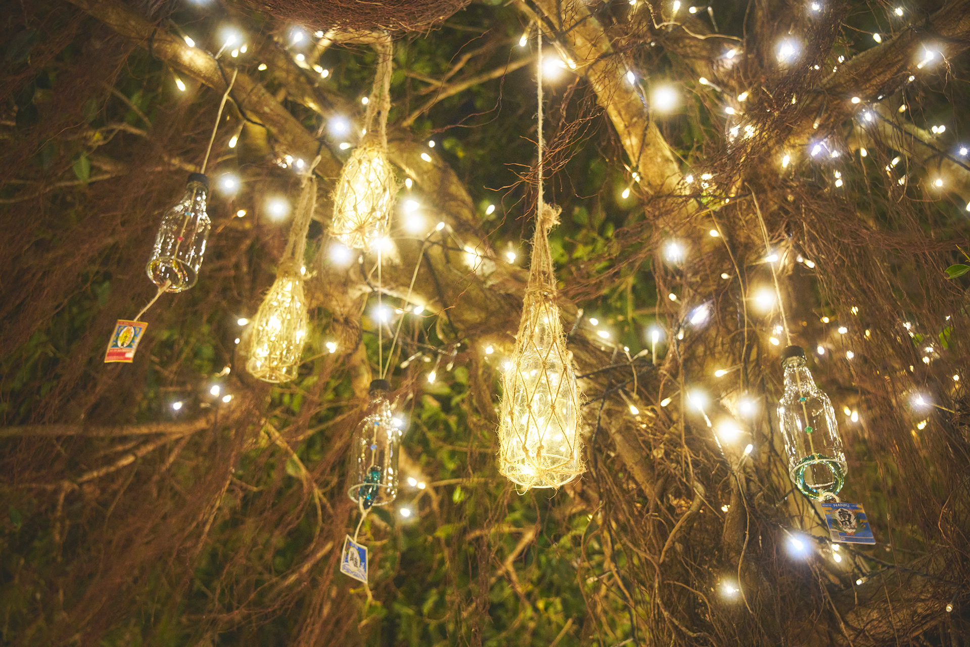 沖縄らしい風景に溶け込む風鈴とランタン