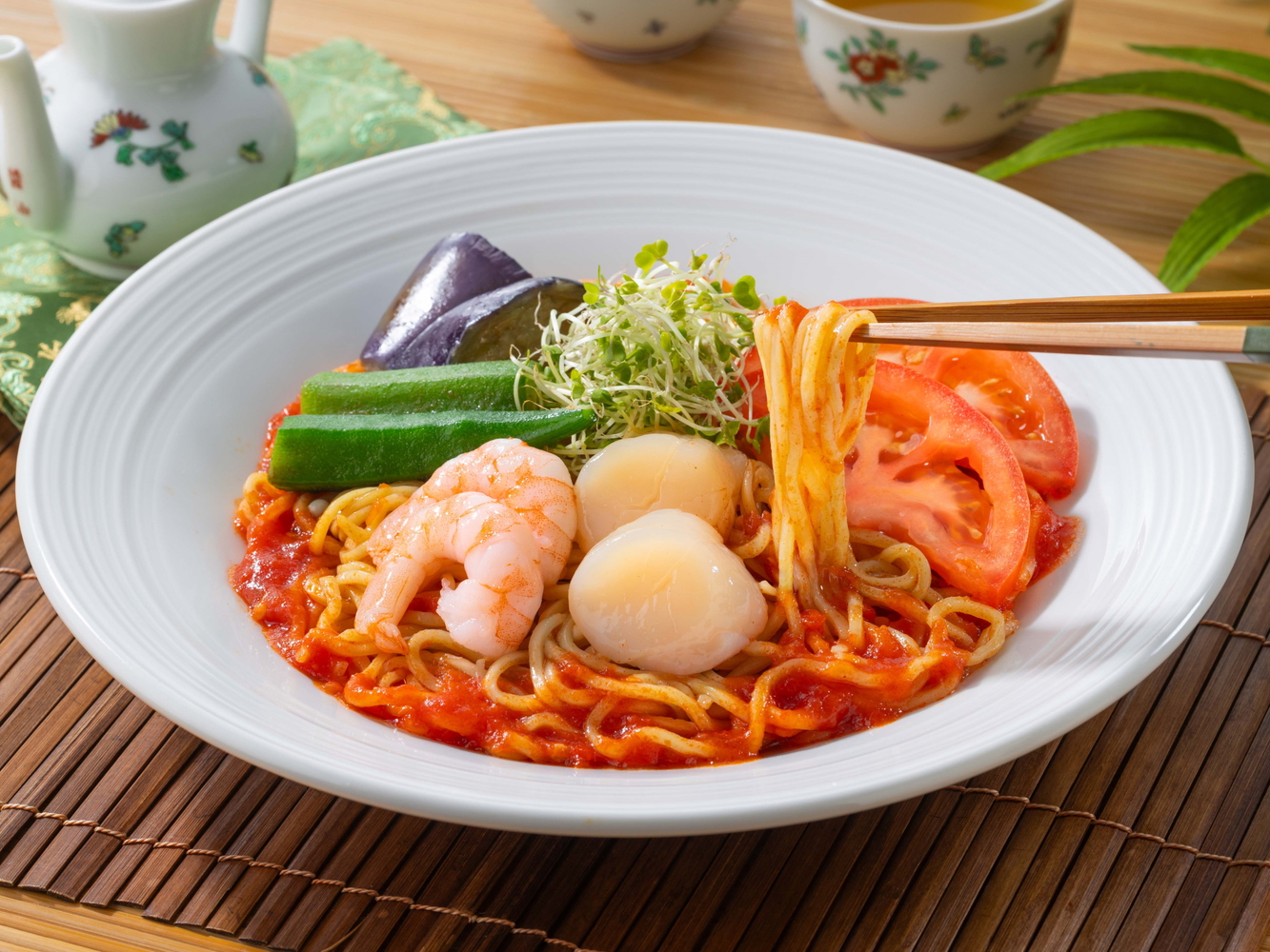 「海鮮のトマト冷やし麺」（989円）