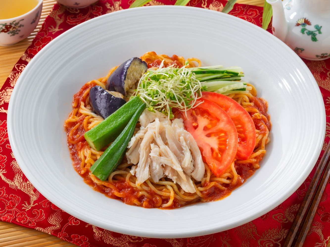 「夏野菜と蒸し鶏のトマト冷やし麺」（879円）