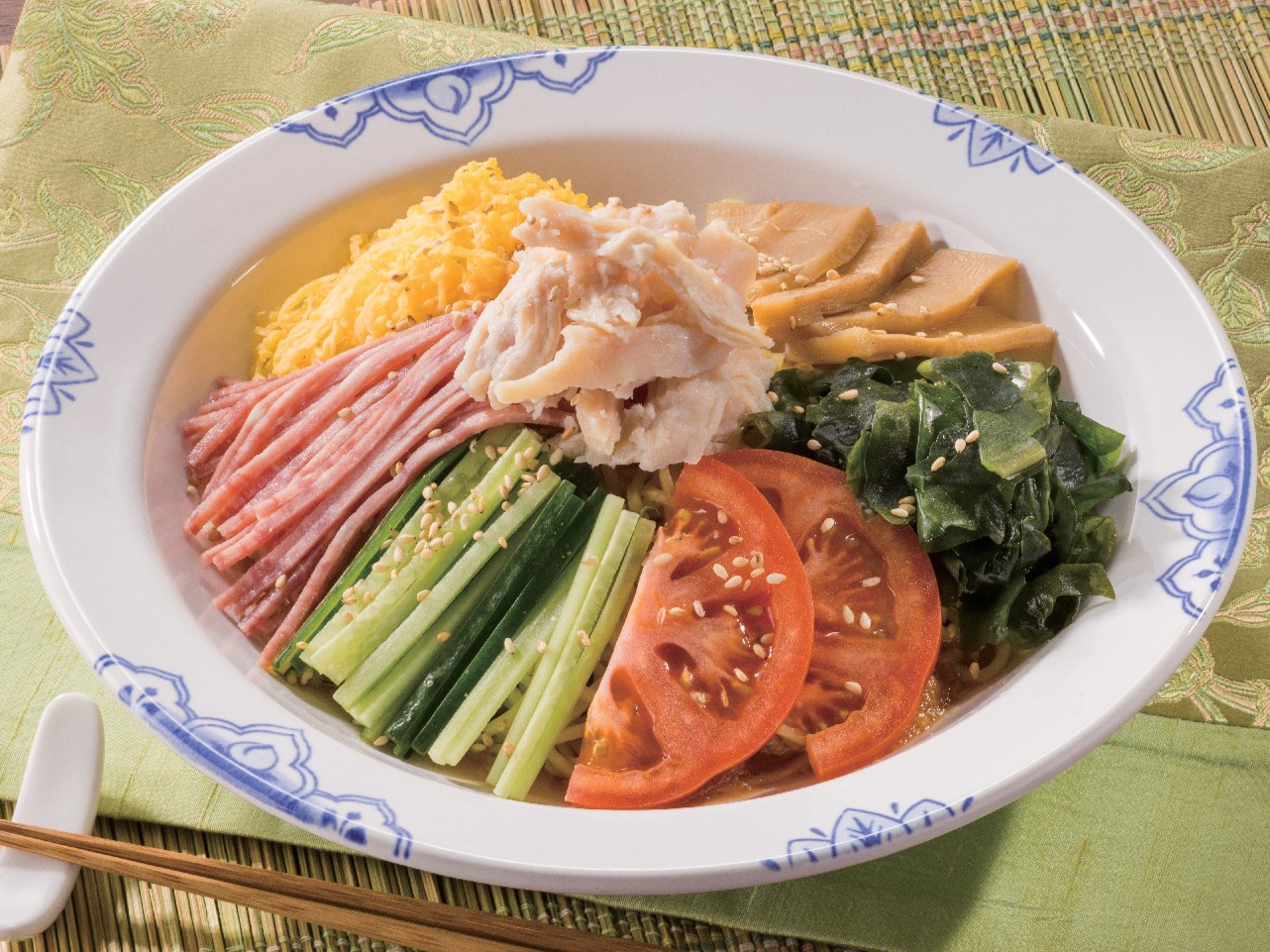 「蒸し鶏五目冷やし中華」（879円）