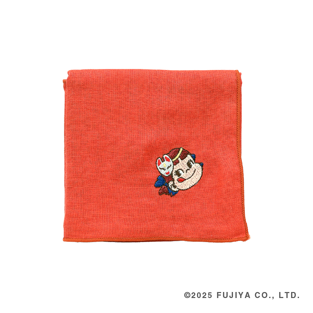 「ペコちゃん刺繍ハンカチレッド」（990円）