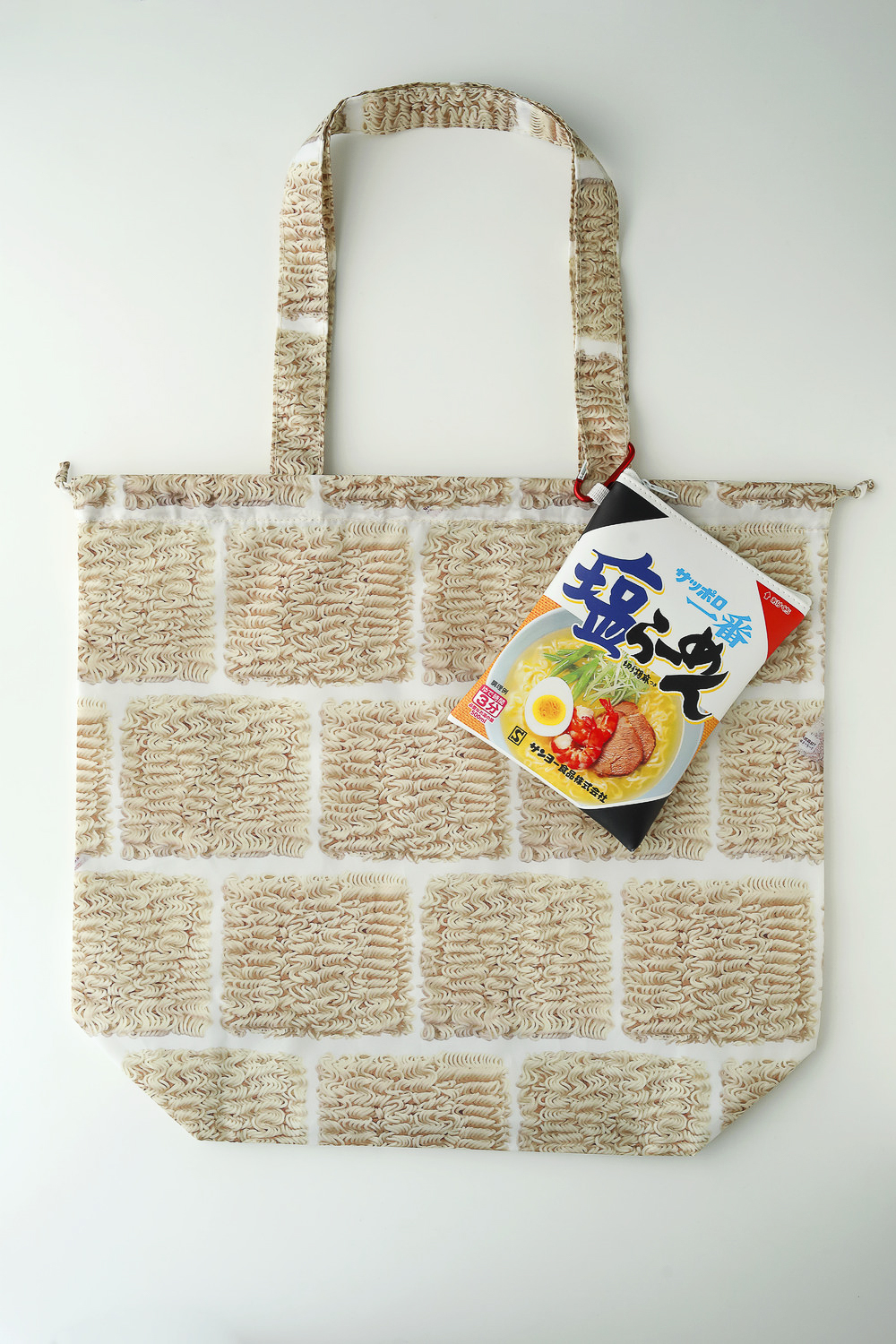 麺をリアルにデザインしたエコバッグは肩掛けでも巾着でも