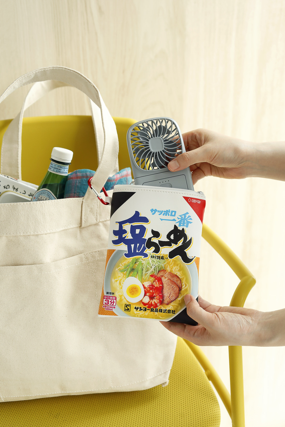 「サッポロ一番 塩らーめん」のパッケージに大きさもデザインもそっくりなポーチ