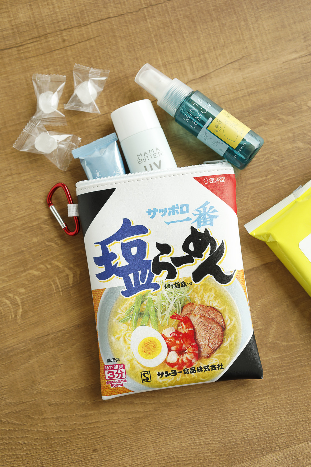 「サッポロ一番 塩らーめん」のパッケージに大きさもデザインもそっくりなポーチ