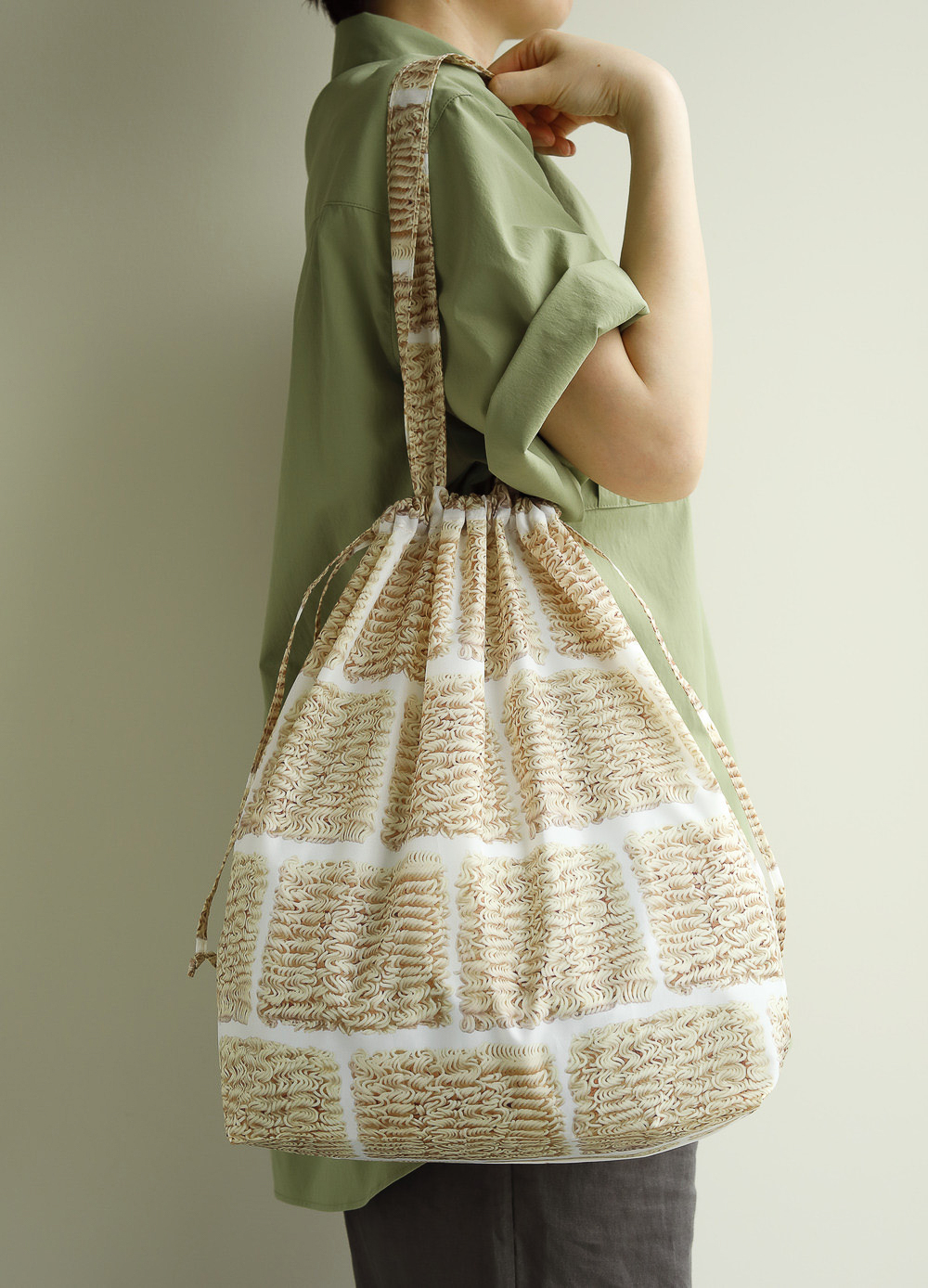 麺をリアルにデザインしたエコバッグは肩掛けでも巾着でも