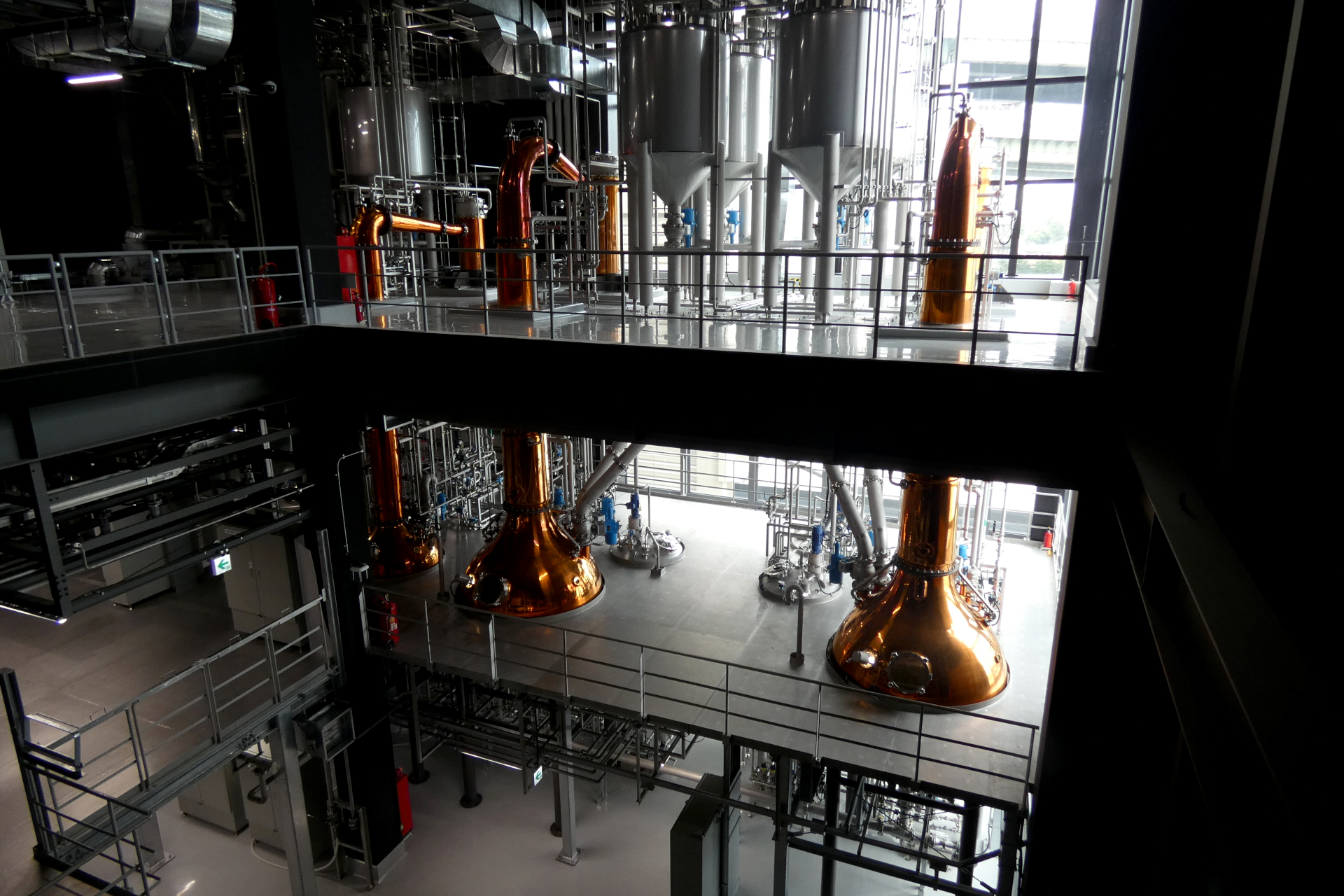 真新しい蒸溜釜と浸漬タンクが並ぶ