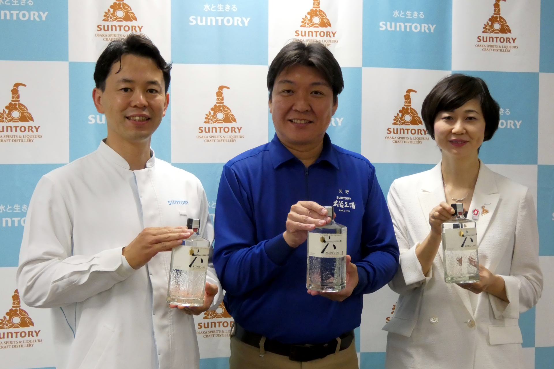 （左から）スピリッツ・ワイン開発生産本部 スピリッツ・ワイン商品開発研究部 部長の伊藤定弘氏、大阪工場 工場長の矢野哲次氏、スピリッツ本部 リキュール・スピリッツ部 部長の新関祥子氏