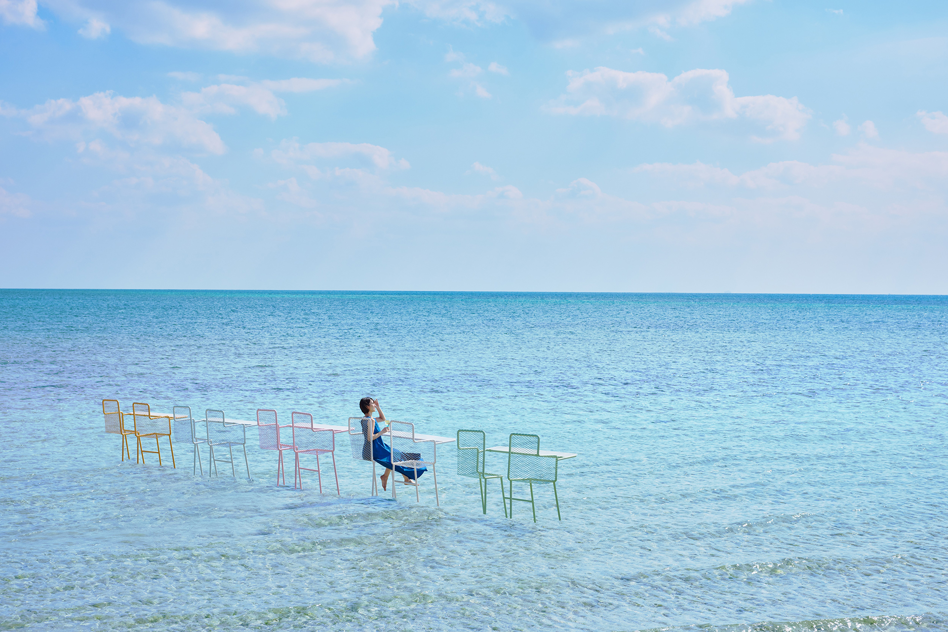 海上に設置されたカラフルなカウンター