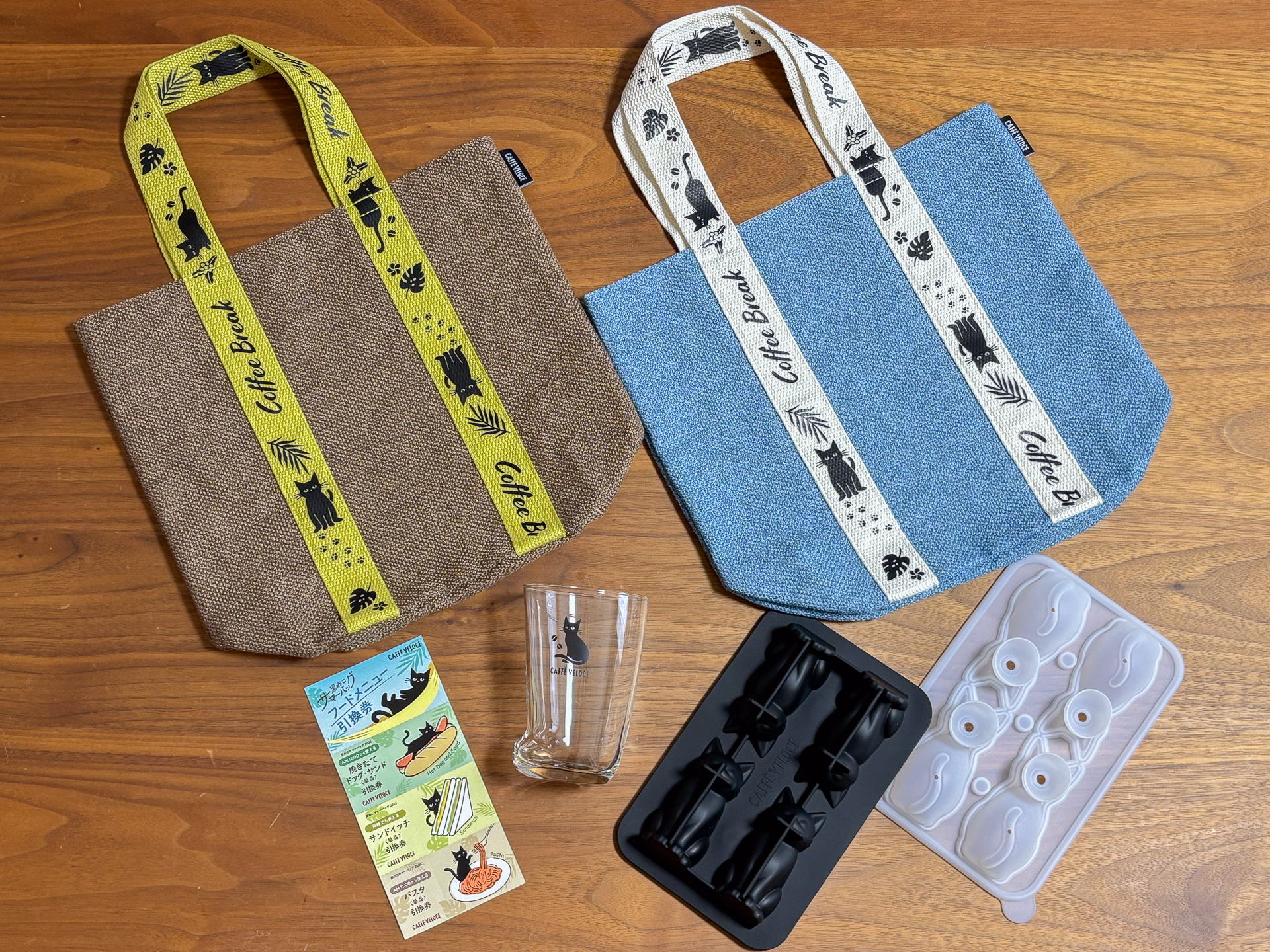 カフェ・ベローチェ「黒ねこ サマーバッグ2025」（「黒ねこリネン風バッグ」はキウイブラウン/オーシャンブルーから選択）