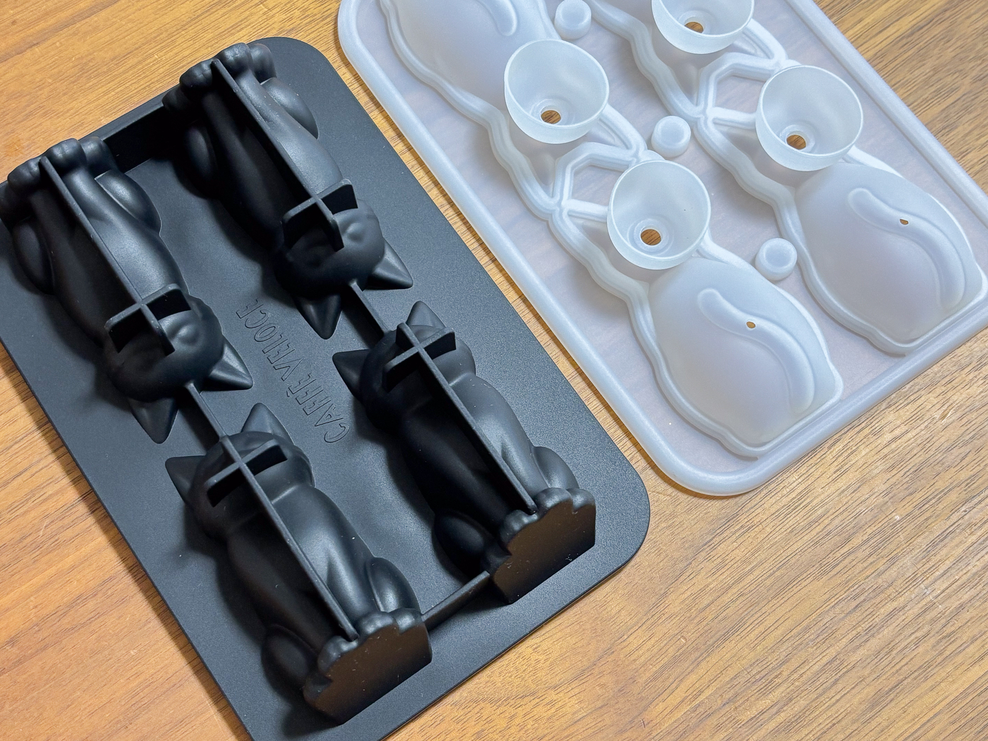 「ねこ型製氷トレー」にコーヒーを注いで凍らせてみました。膨張するのでぴっちり入れなくても尻尾まで作ることができます