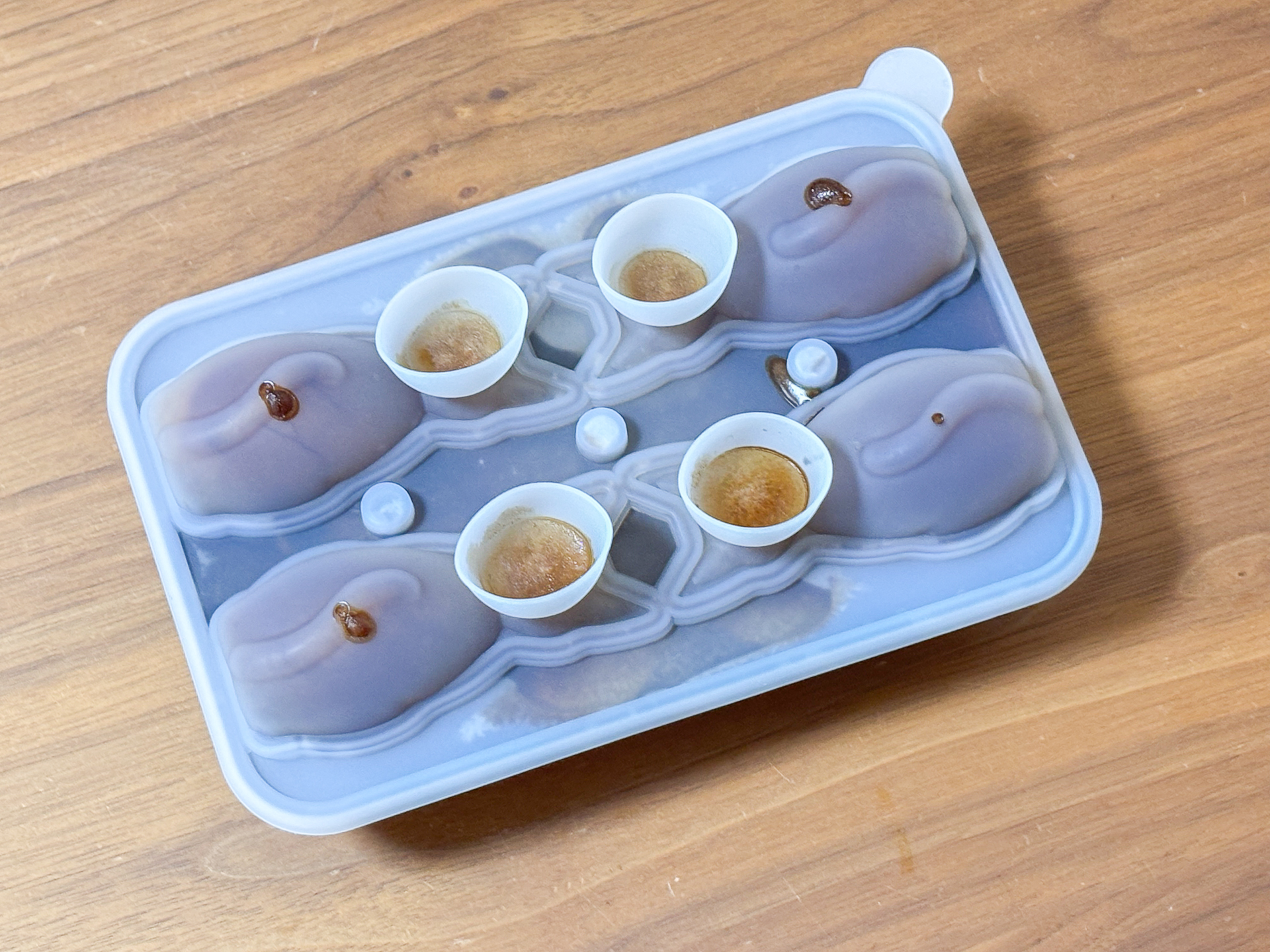 「ねこ型製氷トレー」にコーヒーを注いで凍らせてみました。膨張するのでぴっちり入れなくても尻尾まで作ることができます