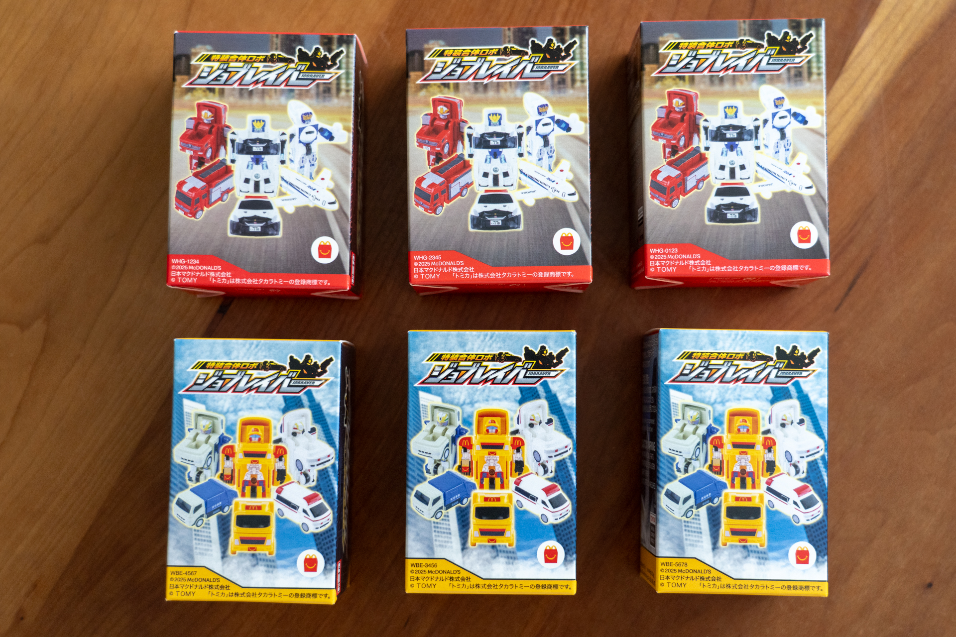 第1弾（上）が3種、第2弾（下）が3種の全6種