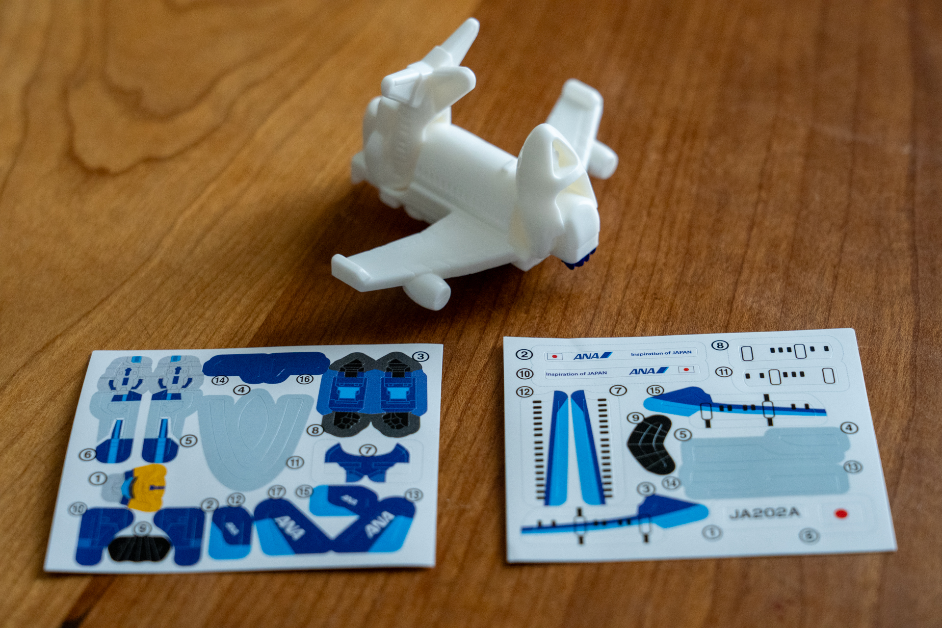 変形させた形で撮影してしまったが、飛行機の形をしている