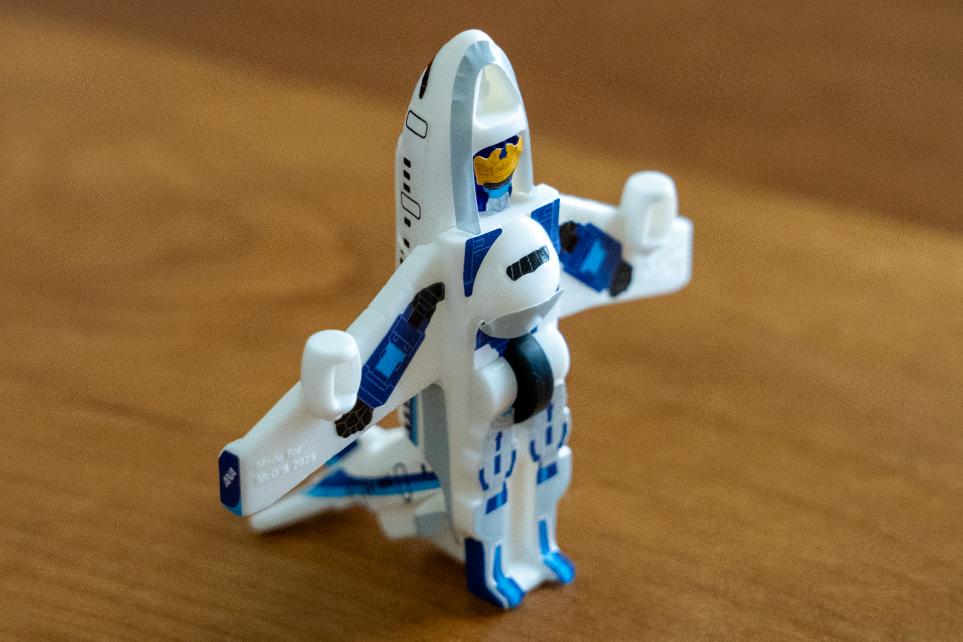 そのままでは立たないので尾翼部分を曲げ、次に機体前方を曲げたら完成だ