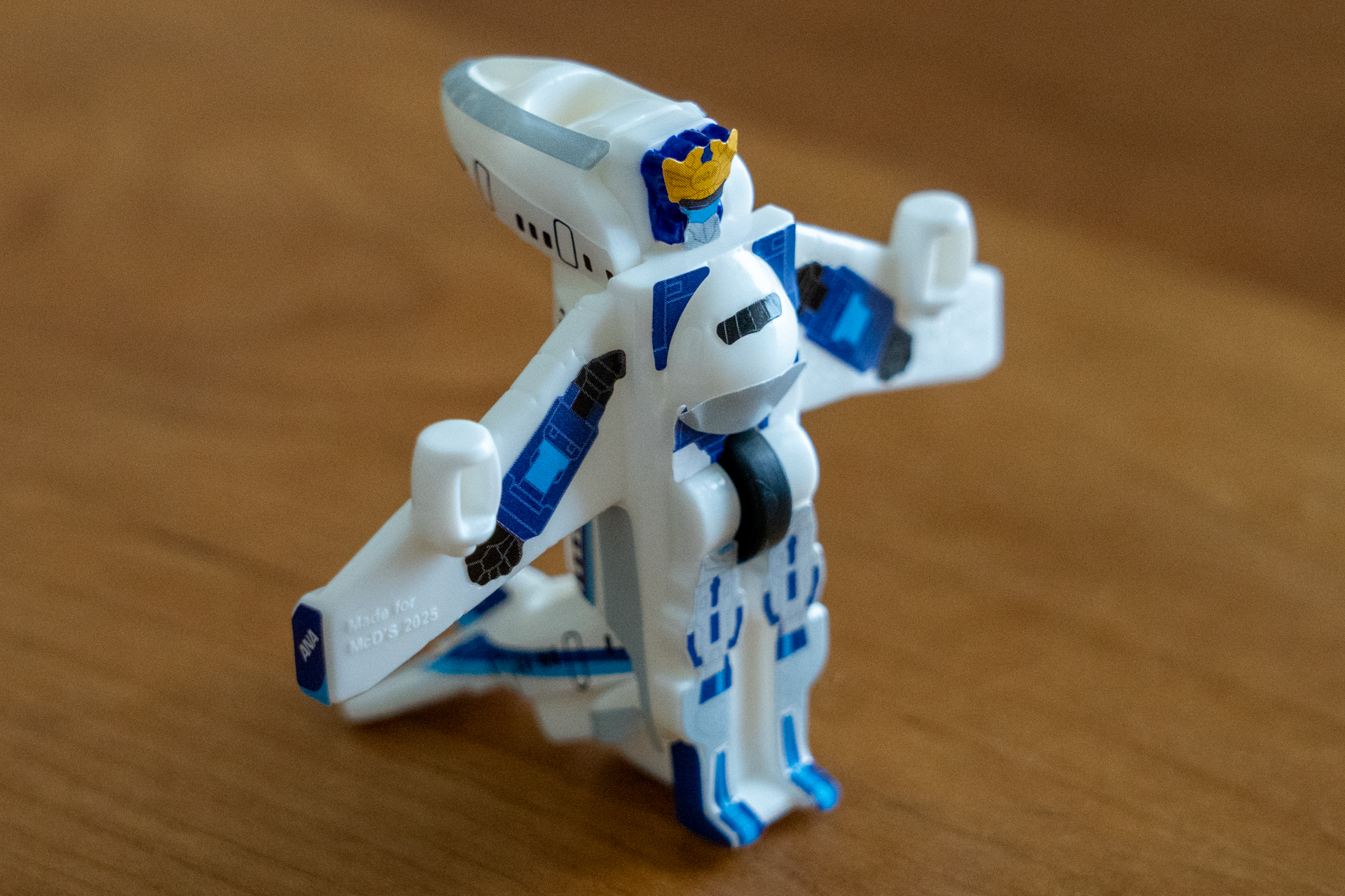 そのままでは立たないので尾翼部分を曲げ、次に機体前方を曲げたら完成だ