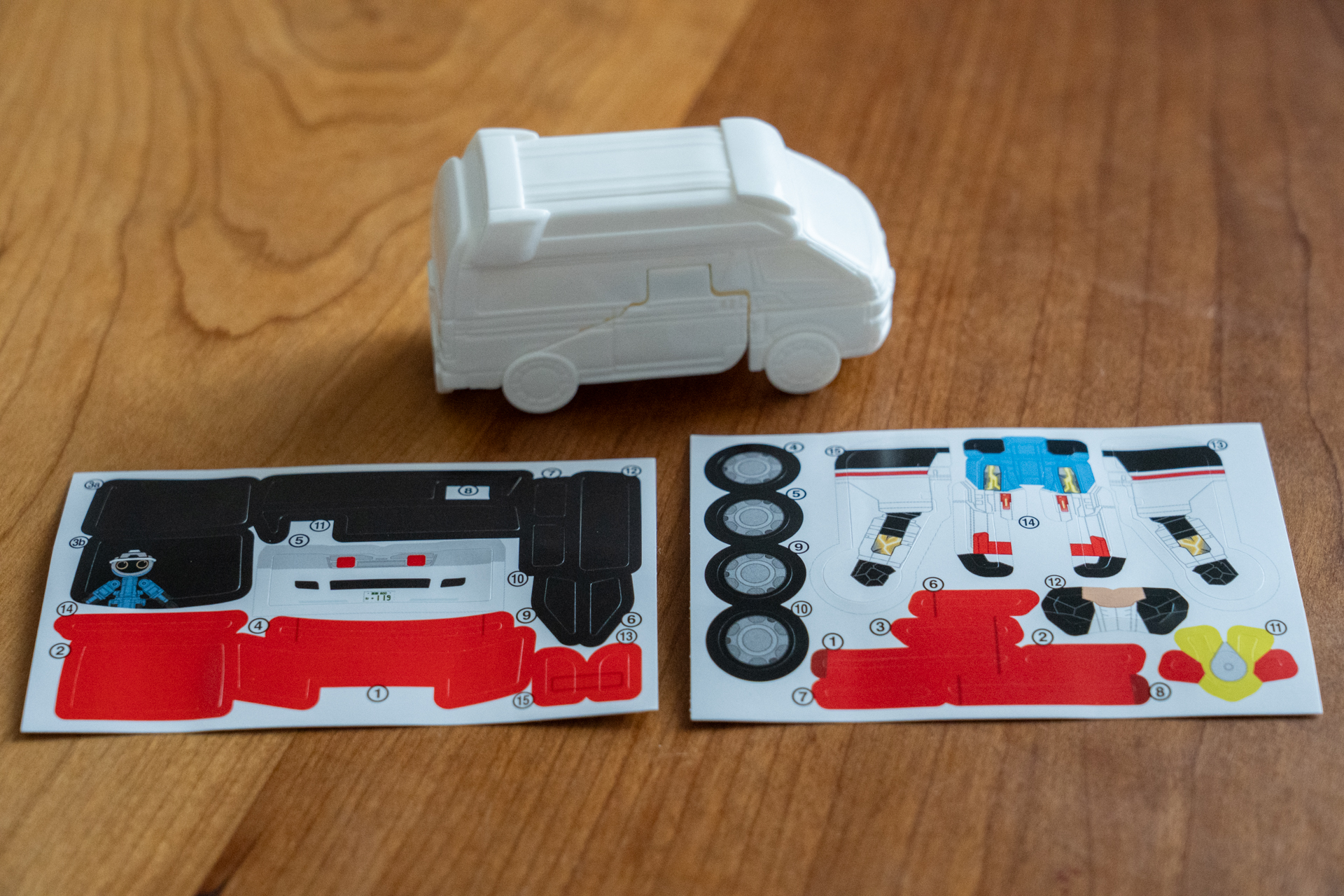 真っ白な救急車にシールを貼ろう