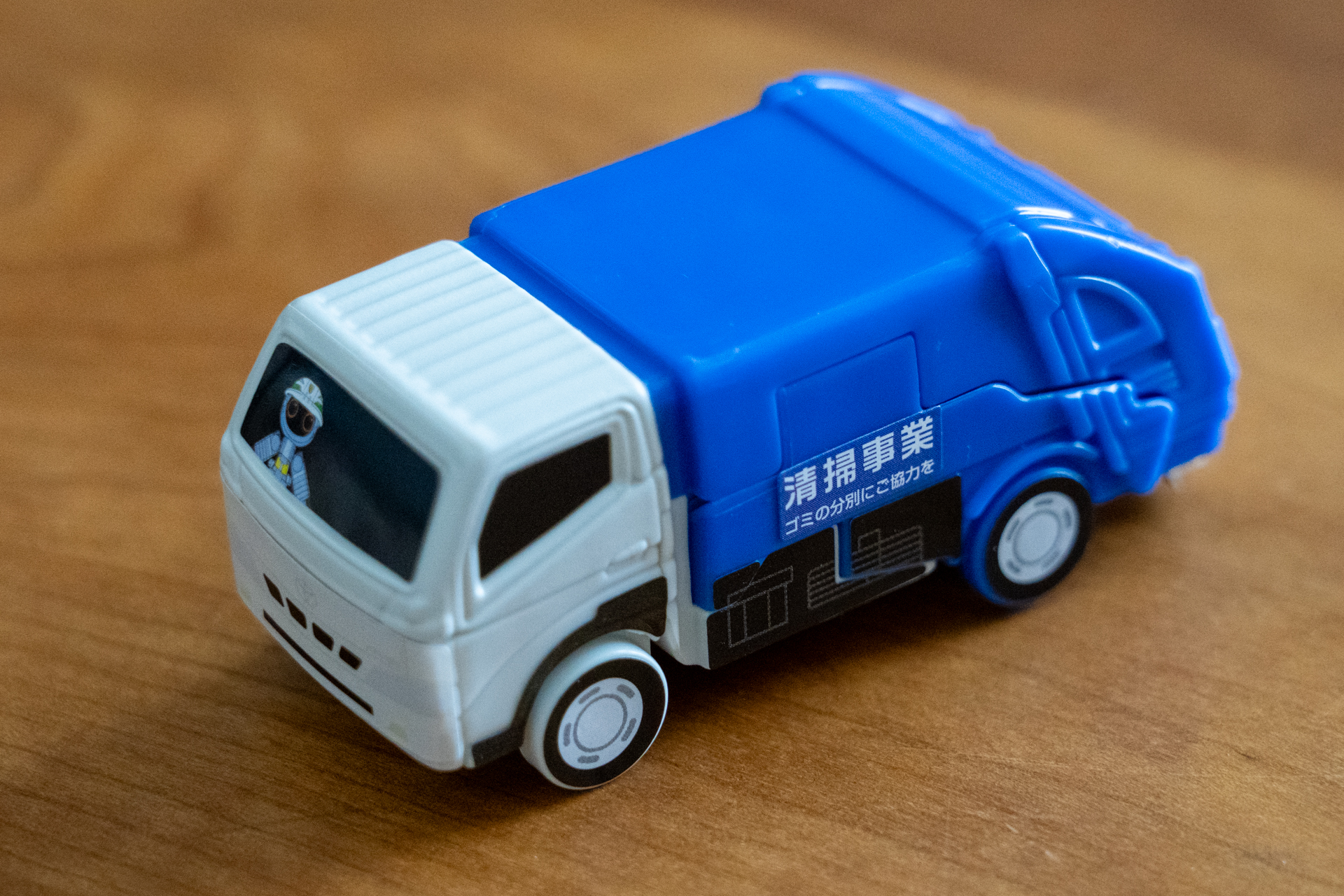 「清掃事業」のシールを貼る瞬間がいい