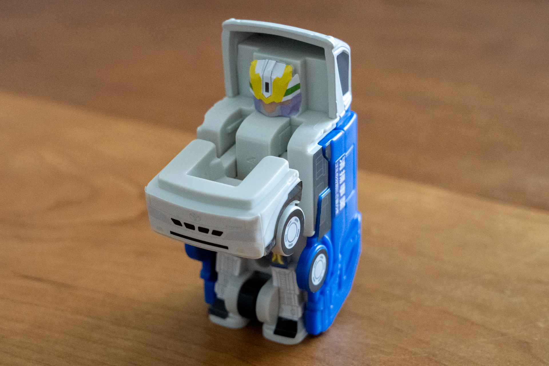 そのままでは立たないので胸部分を最初に変形、次に腕を広げる