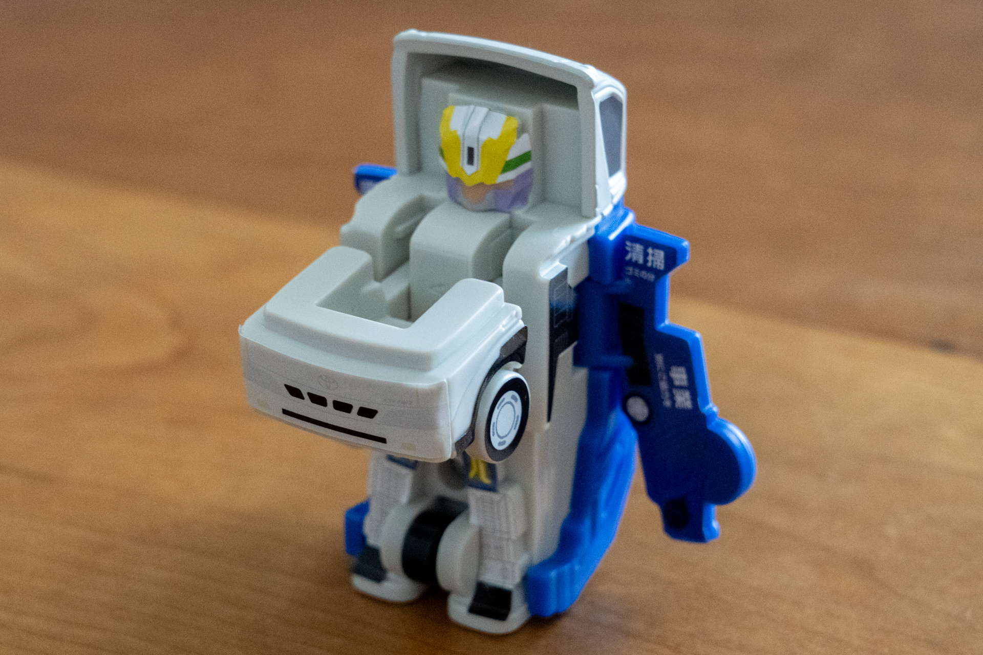 そのままでは立たないので胸部分を最初に変形、次に腕を広げる