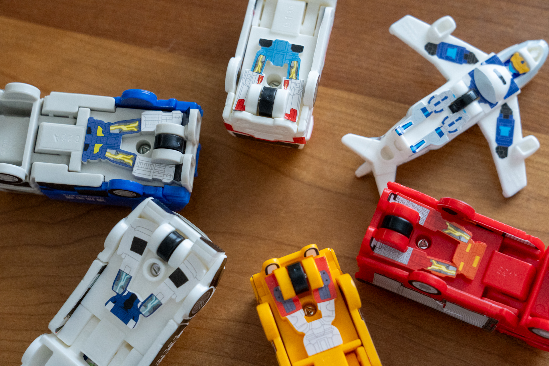 底面についたローラーで手転がし遊びもできる