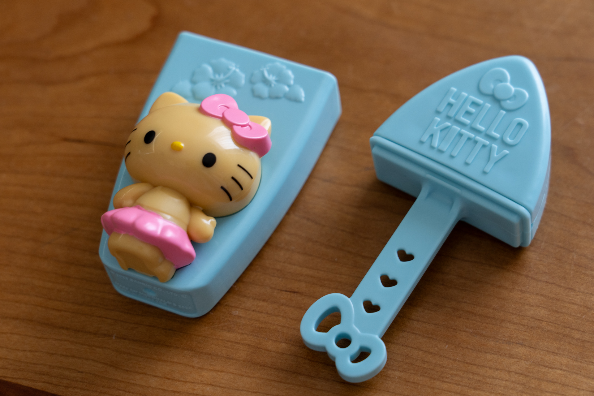 日焼けした水着姿のキティ