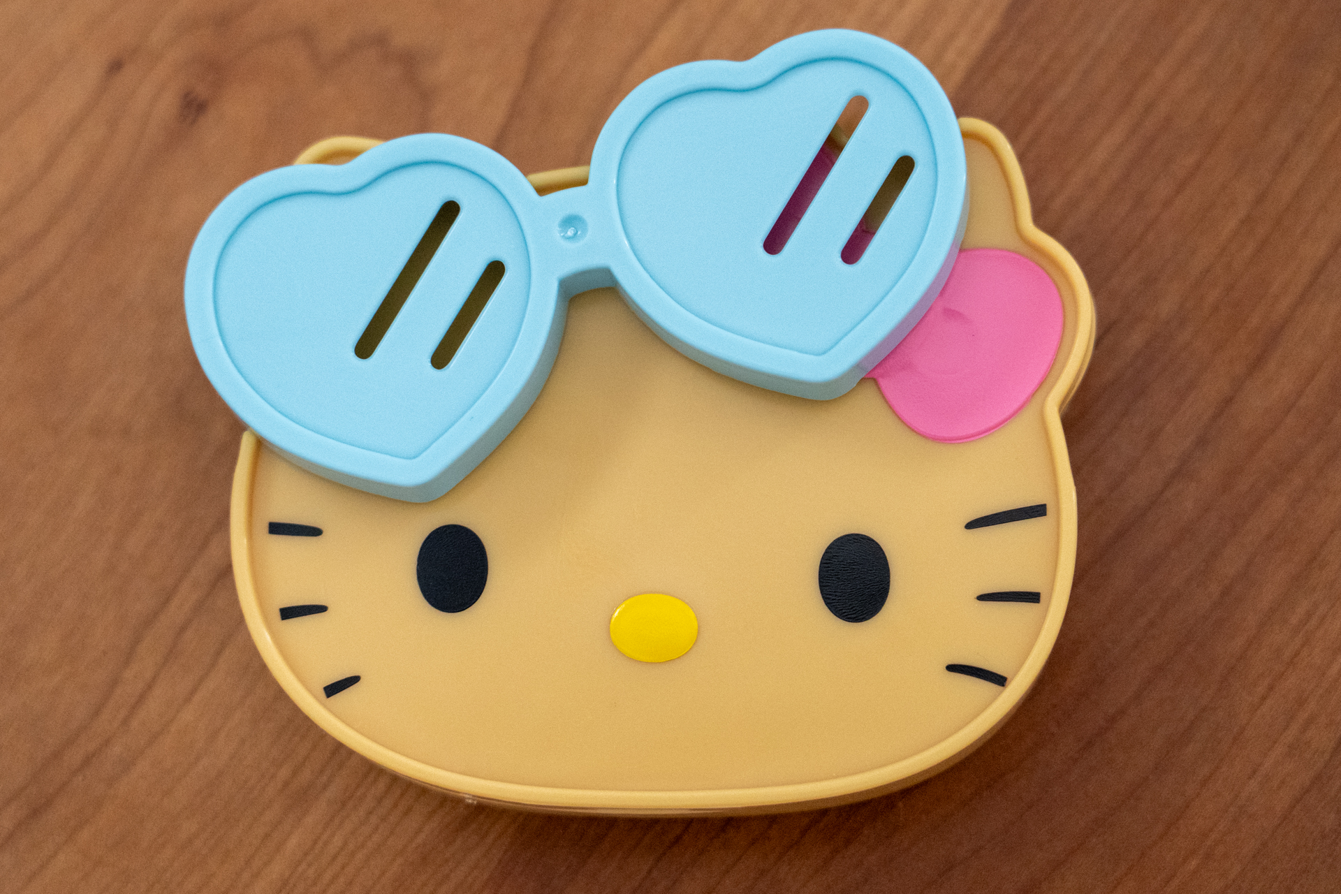 切り込みにひっかけてキティの顔につけられる