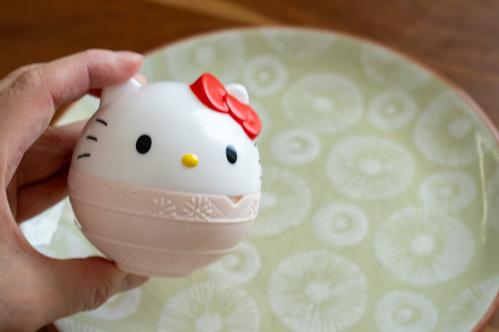 ごはんを入れて蓋をかぶせてフリフリしてみよう。できれば両手で！