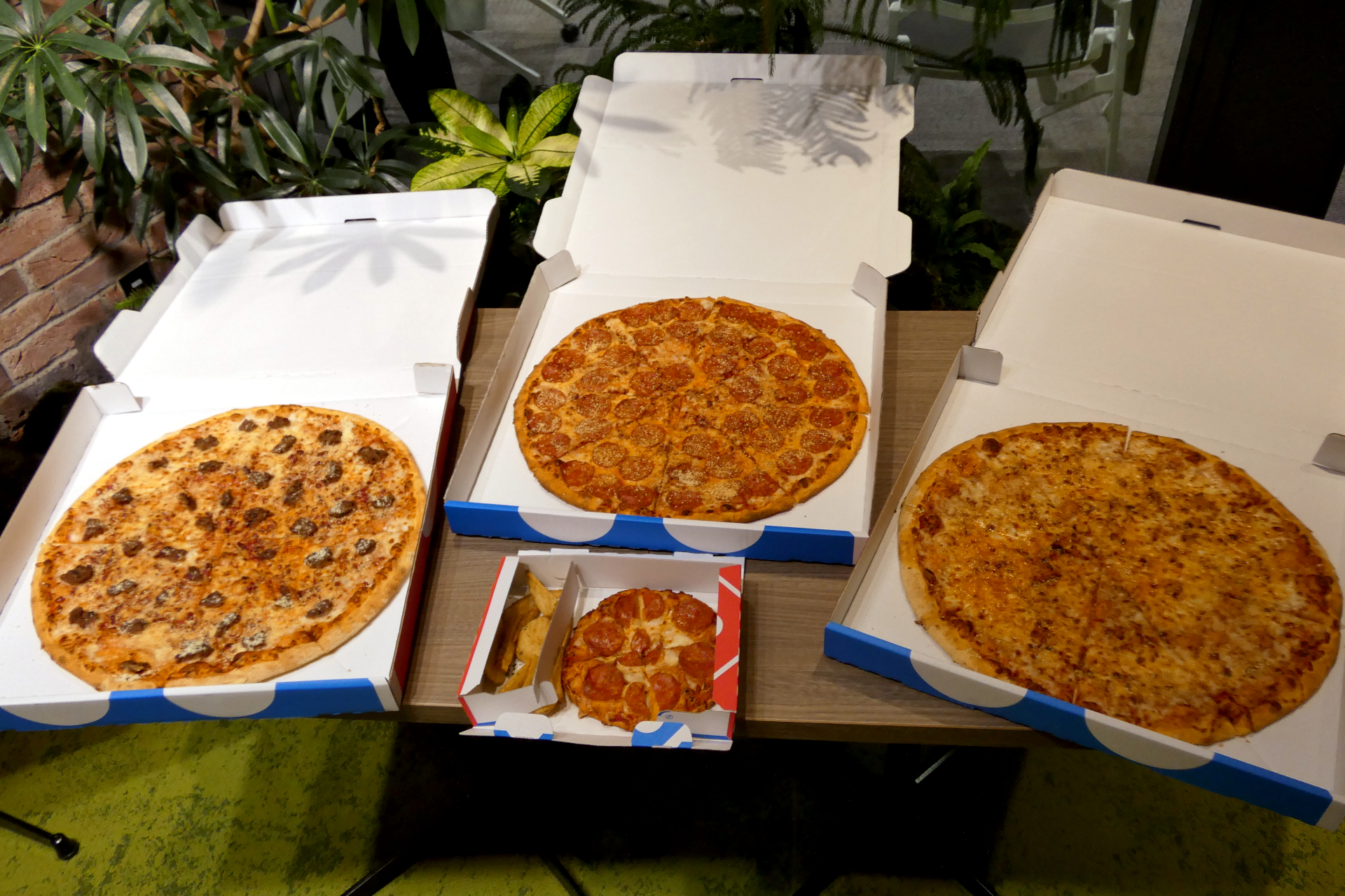 ニューヨークスタイル（左から「ミートラバー」「ペパロニラバー」「チーズラバー」）とピザBENTOのサイズ比較。